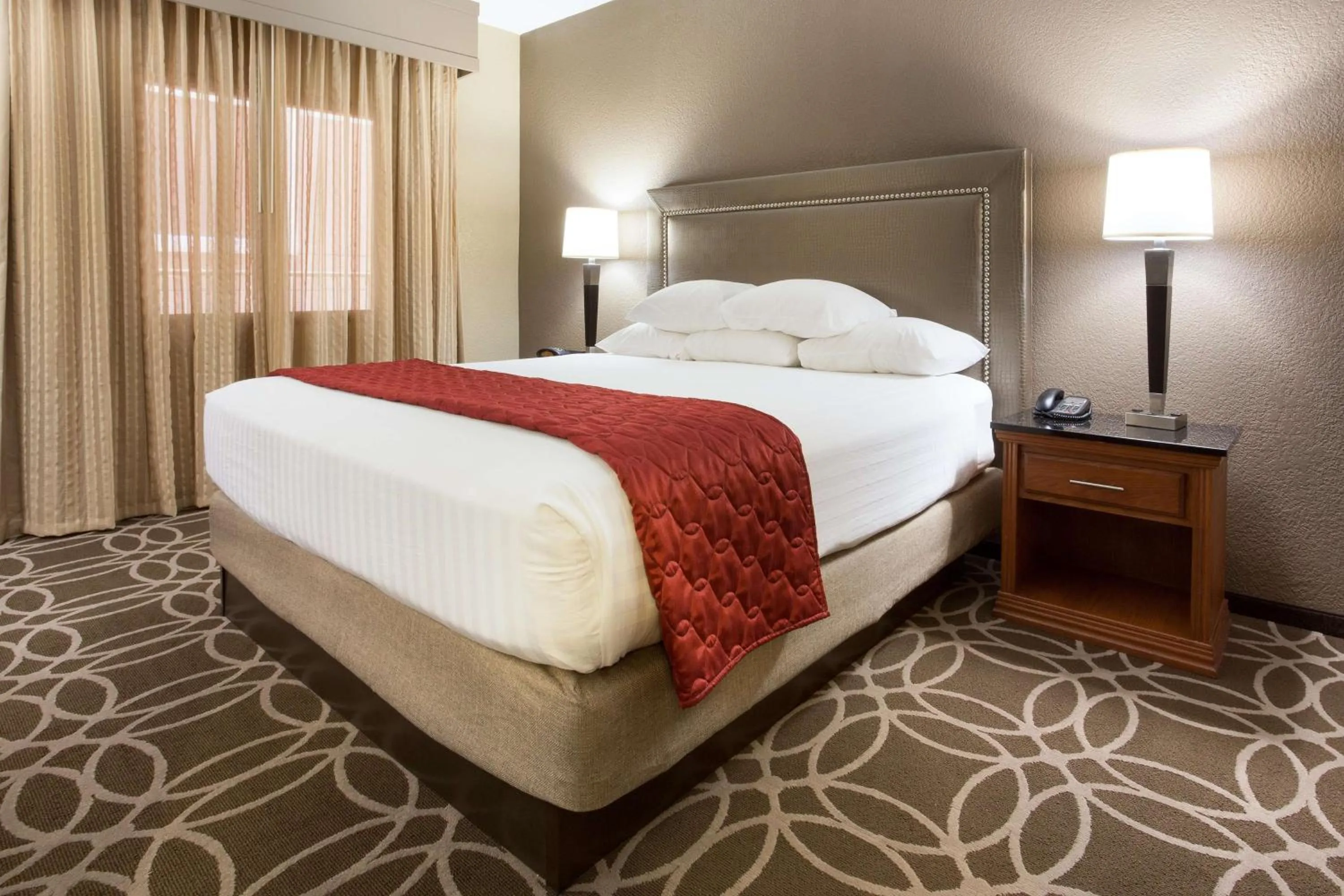 Photo of the whole room, Bed in Drury Inn & Suites San Antonio Riverwalk
