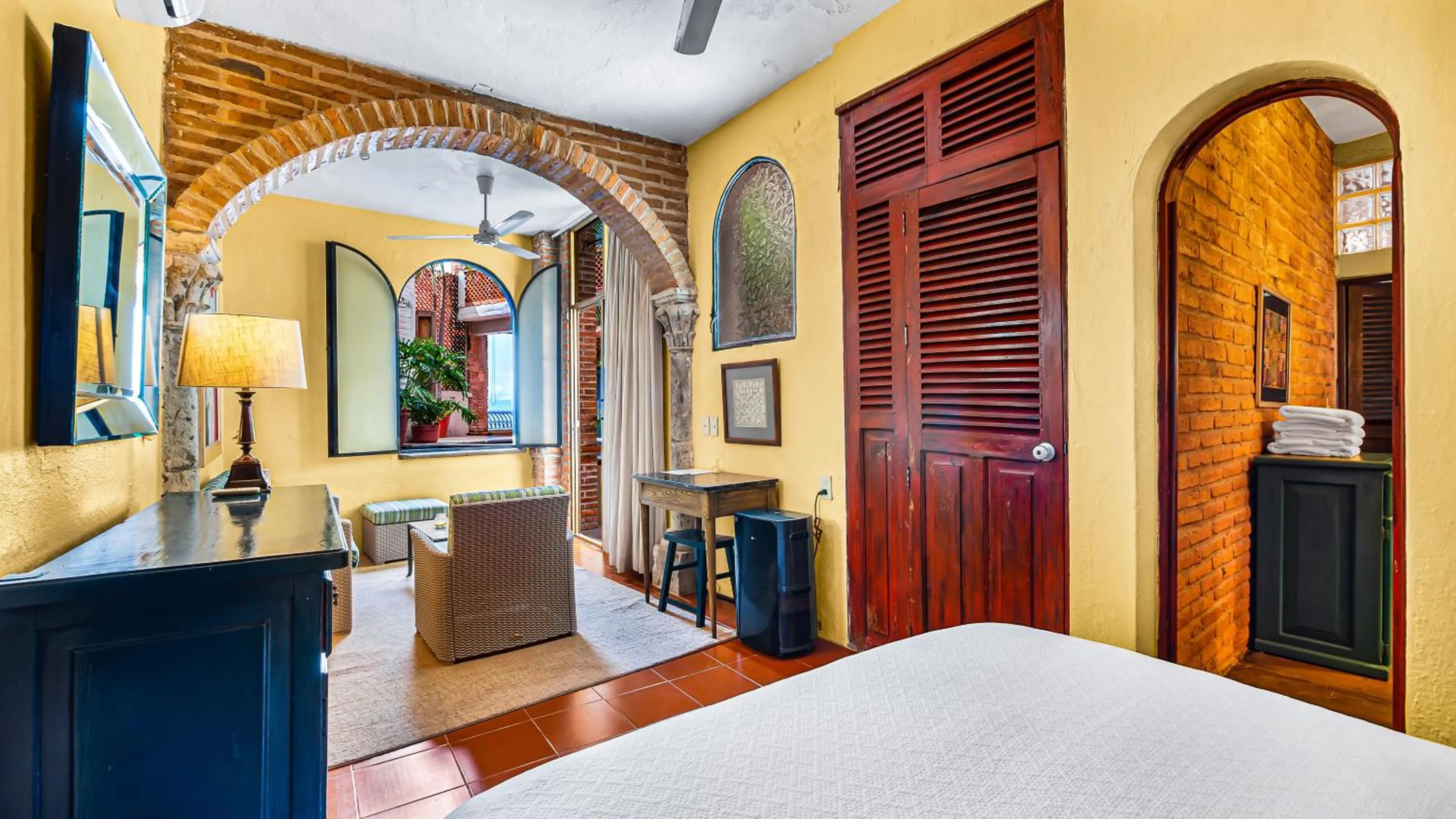 Photo of the whole room, Bed in Quinta Maria Cortez Beach Hotel