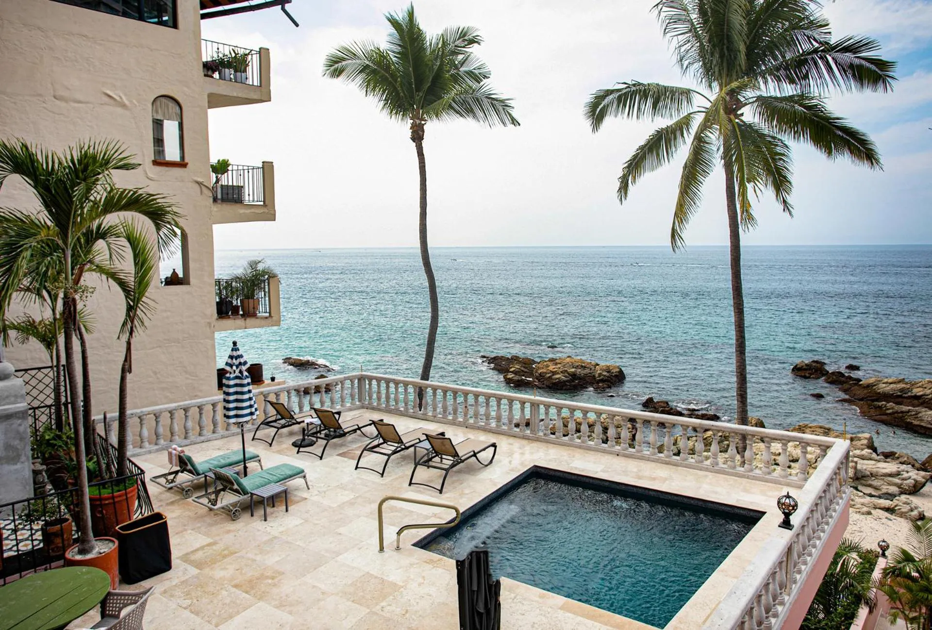 Swimming pool in Quinta Maria Cortez Beach Hotel
