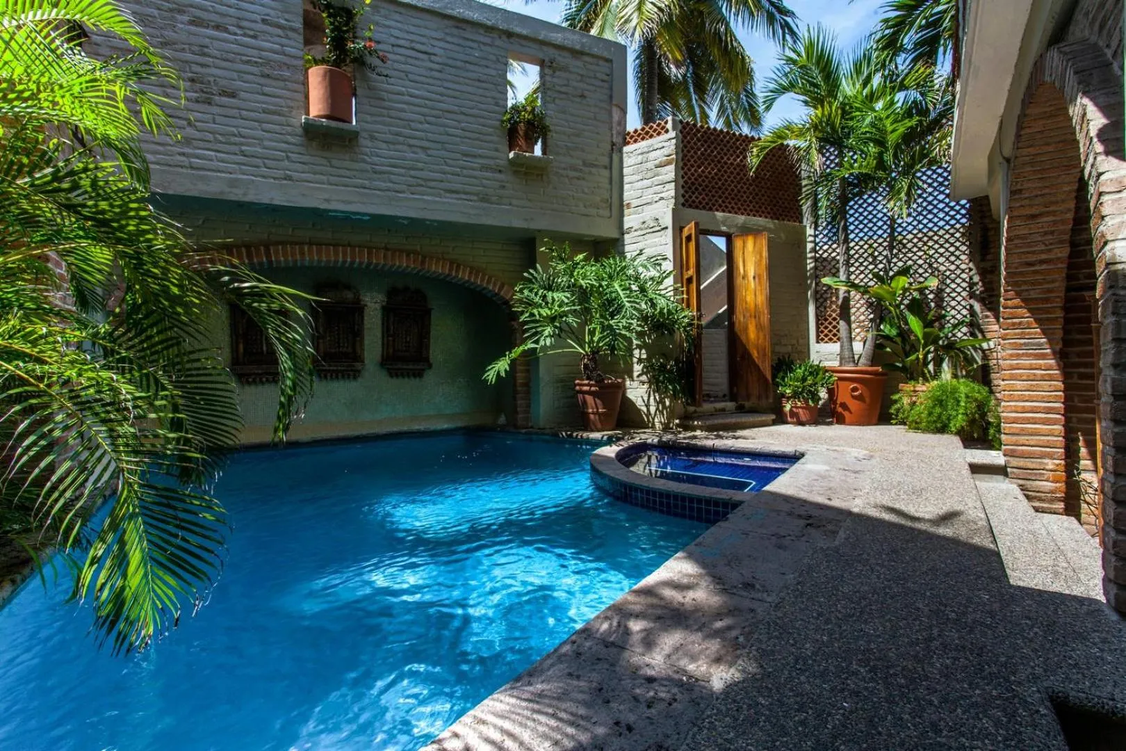 Swimming pool in Quinta Maria Cortez Beach Hotel