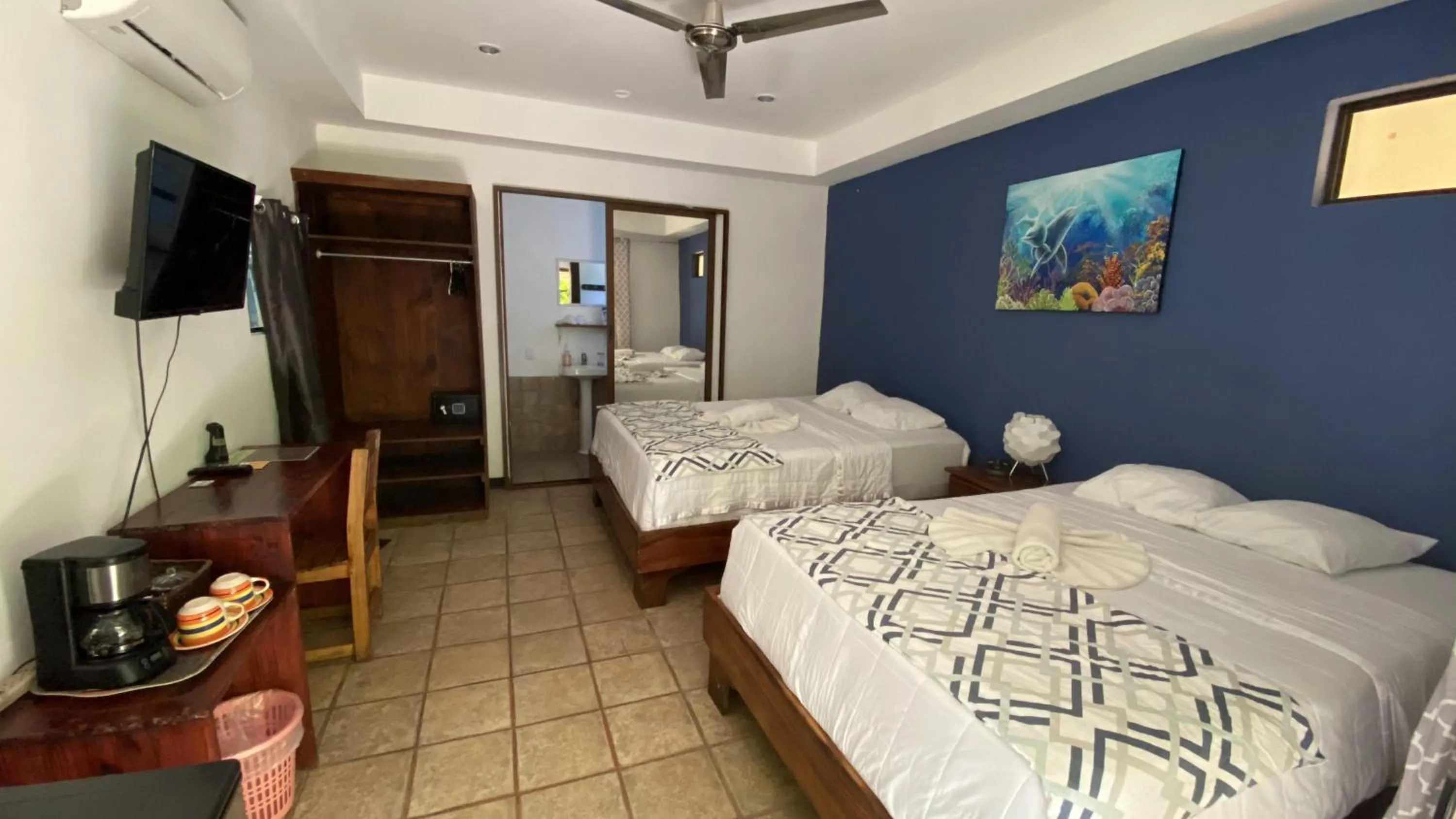 Photo of the whole room, Bed in La Posada Jungle Hotel