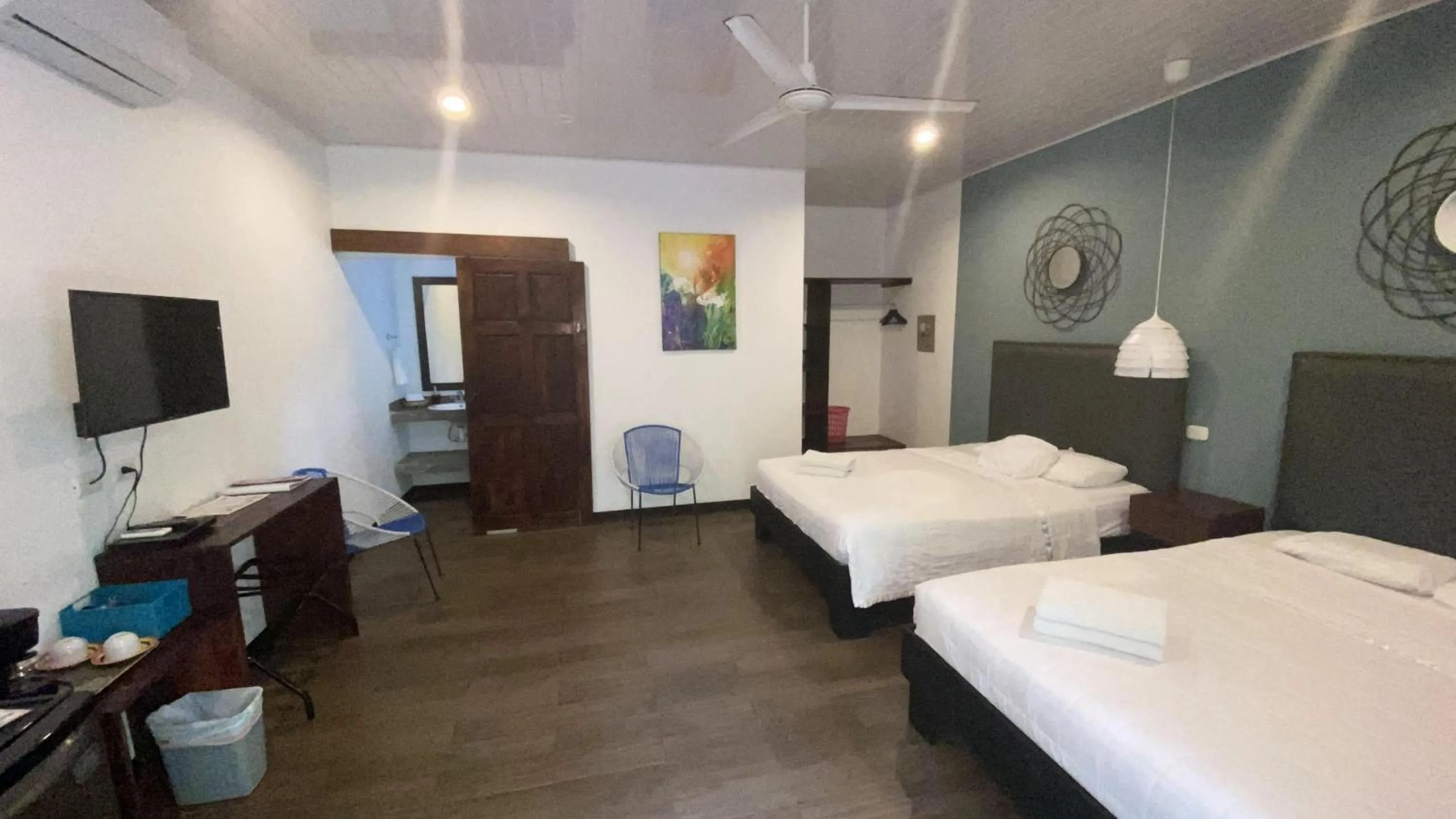 Photo of the whole room, Bed in La Posada Jungle Hotel