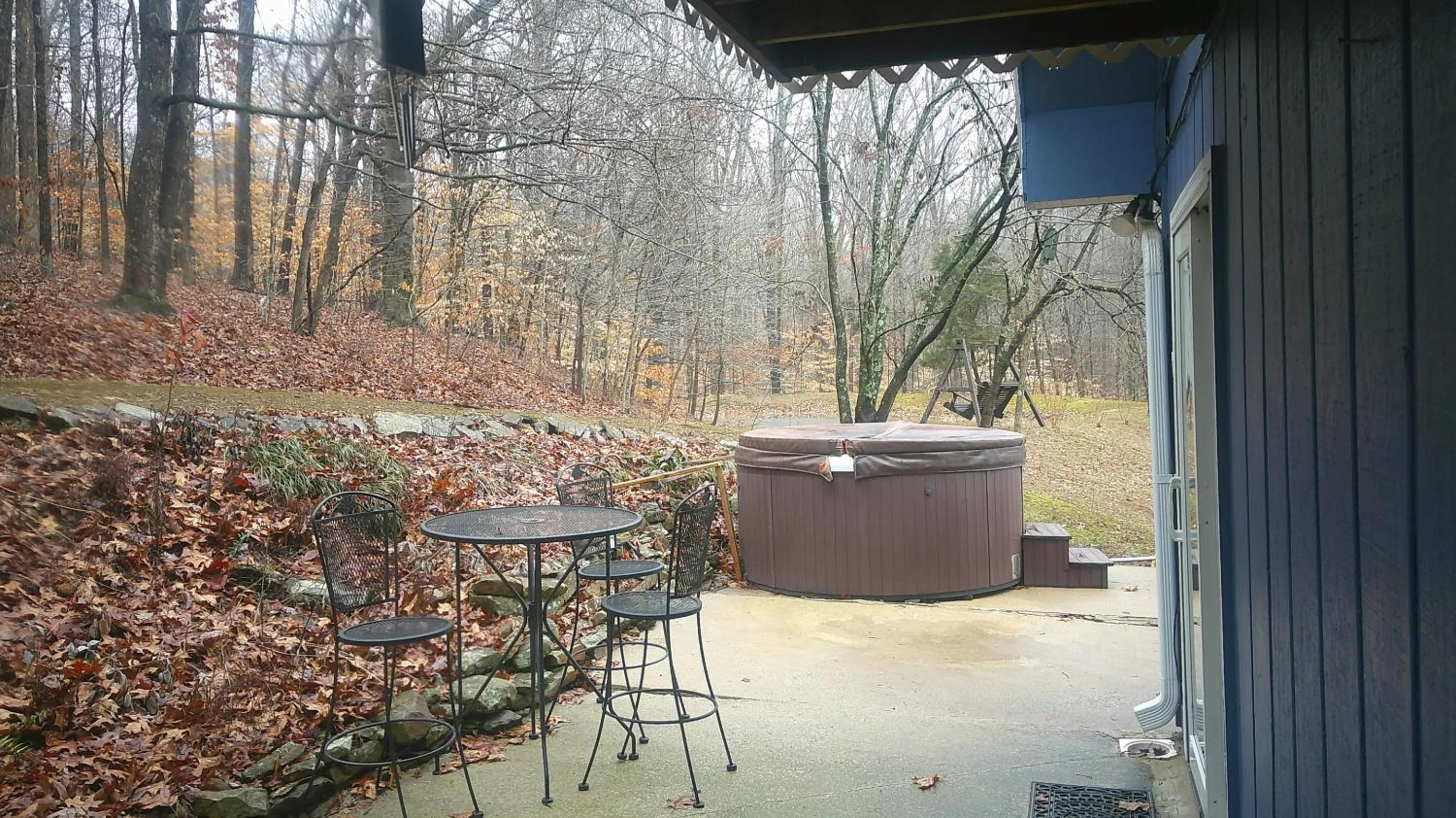 Hot Tub in Lil Black Bear Inn