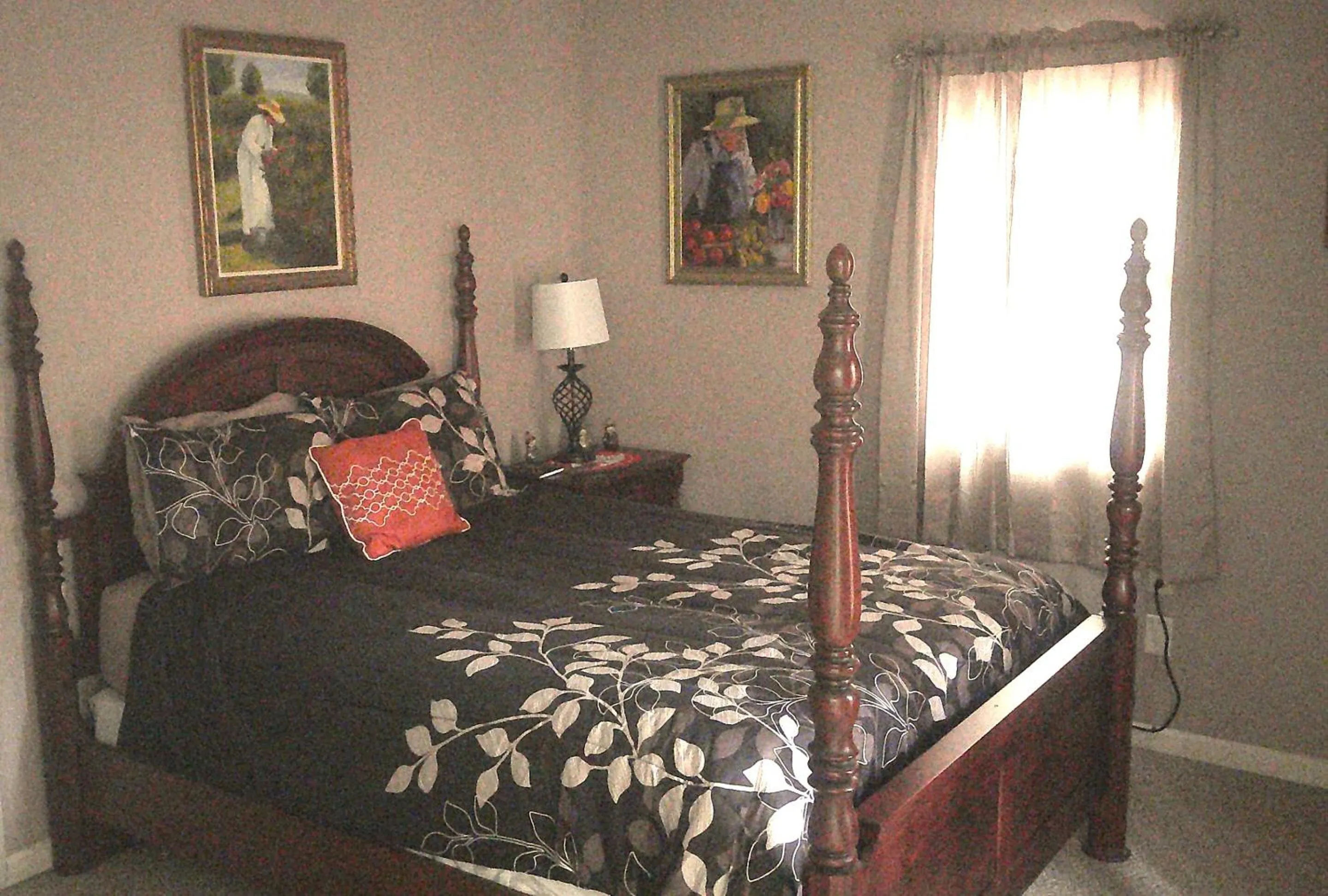 Bedroom, Bed in Lil Black Bear Inn