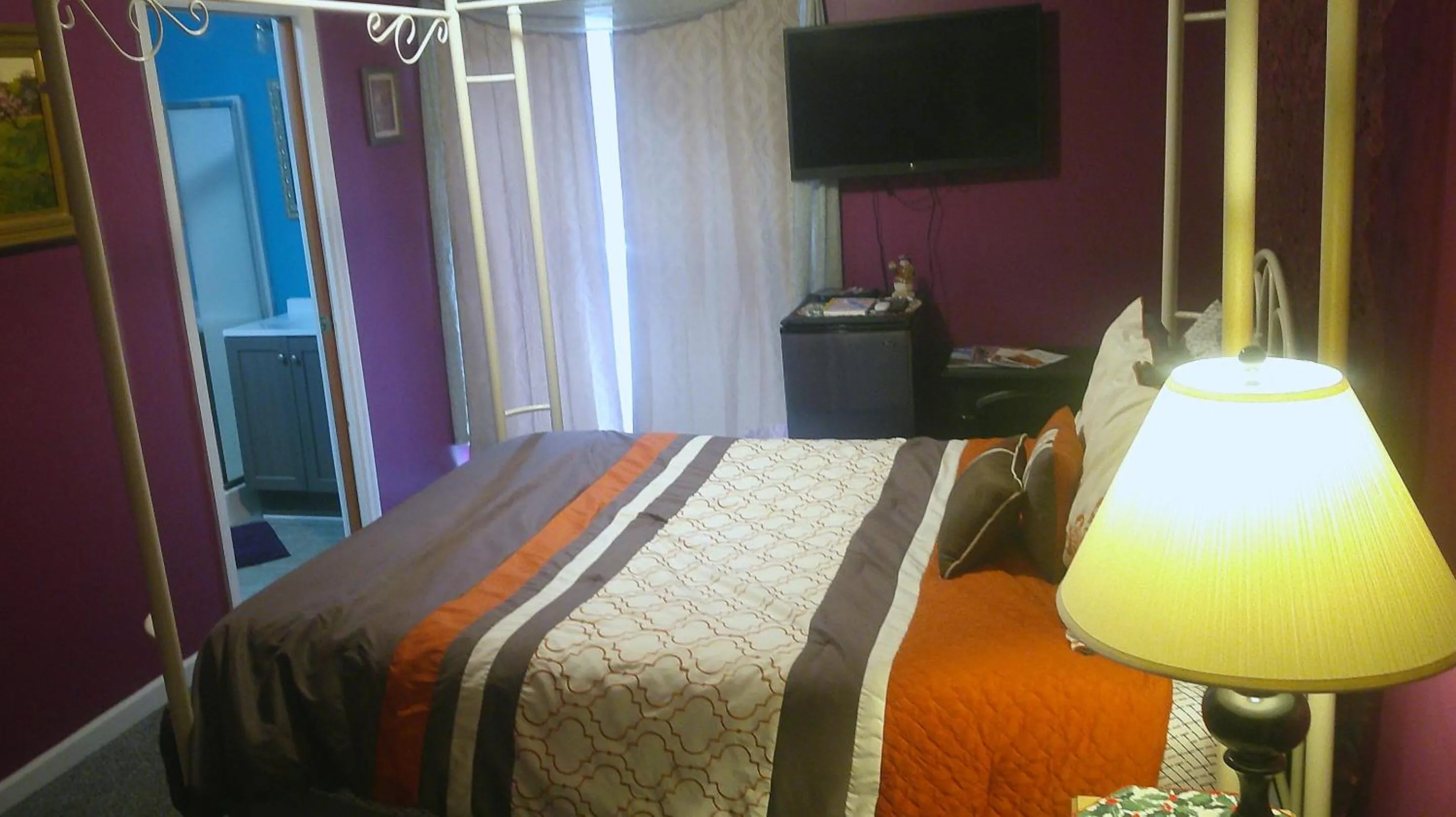 Bedroom, Bed in Lil Black Bear Inn