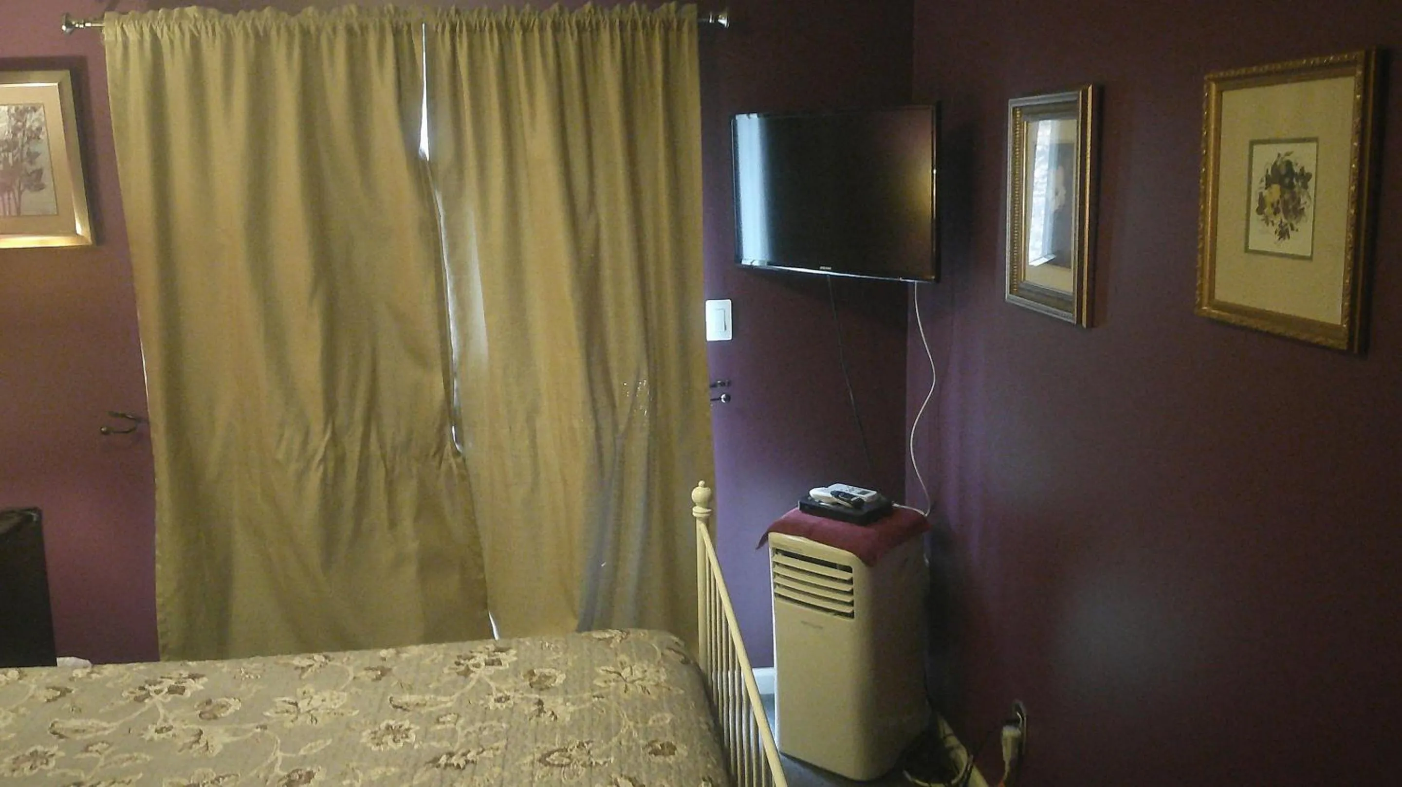 Bedroom, Bed in Lil Black Bear Inn