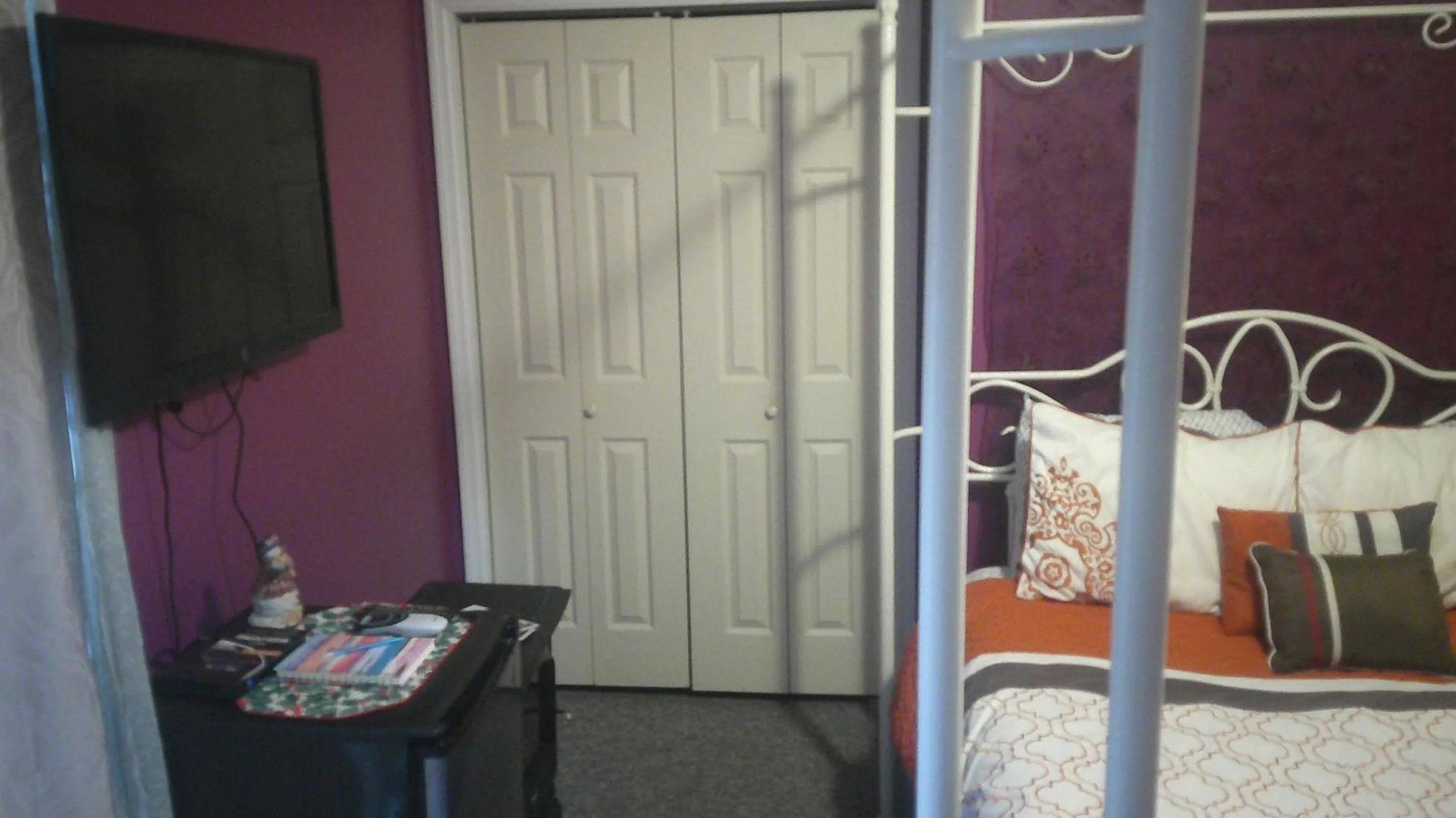 Bedroom, Bed in Lil Black Bear Inn