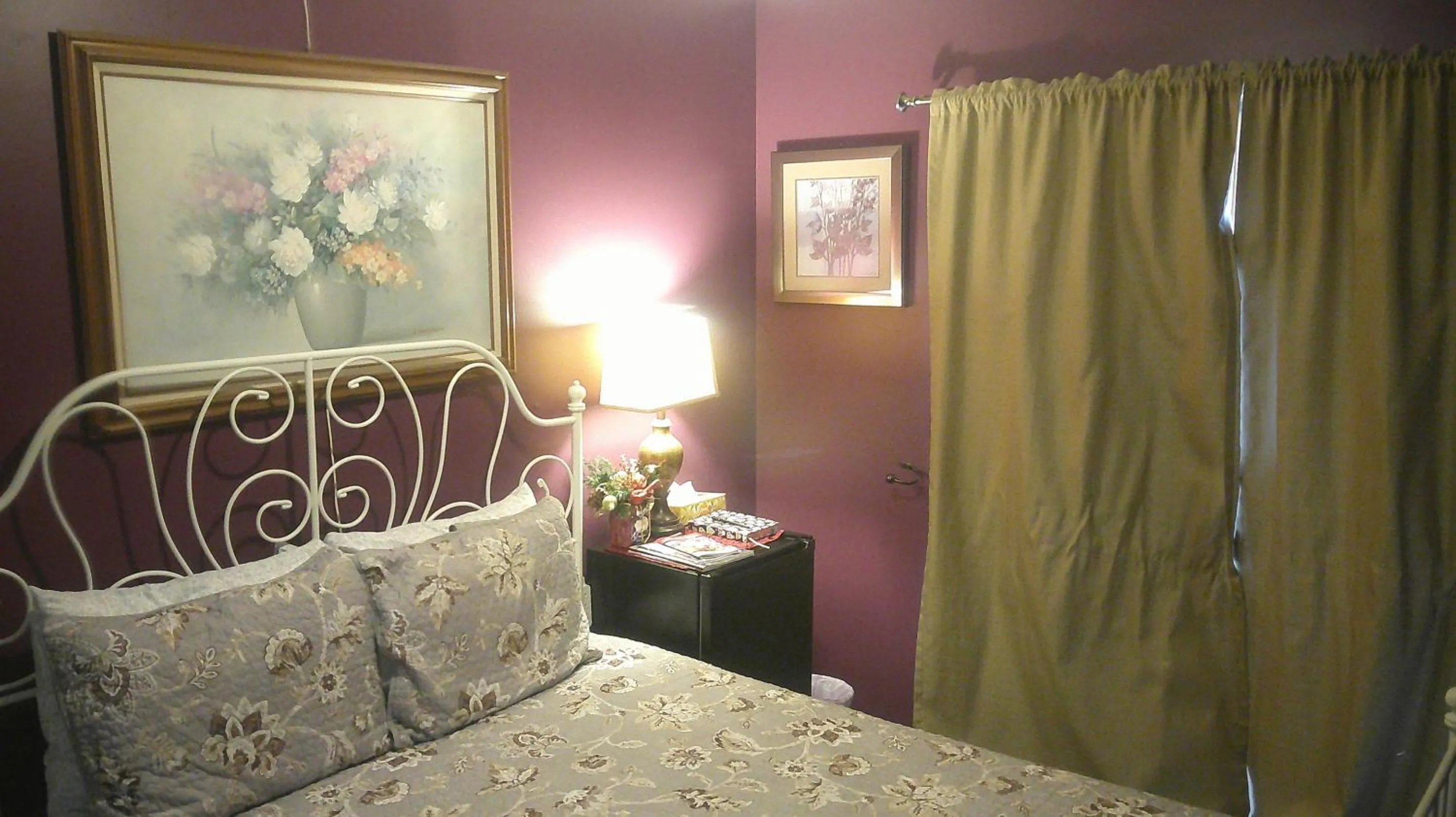 Bedroom, Bed in Lil Black Bear Inn