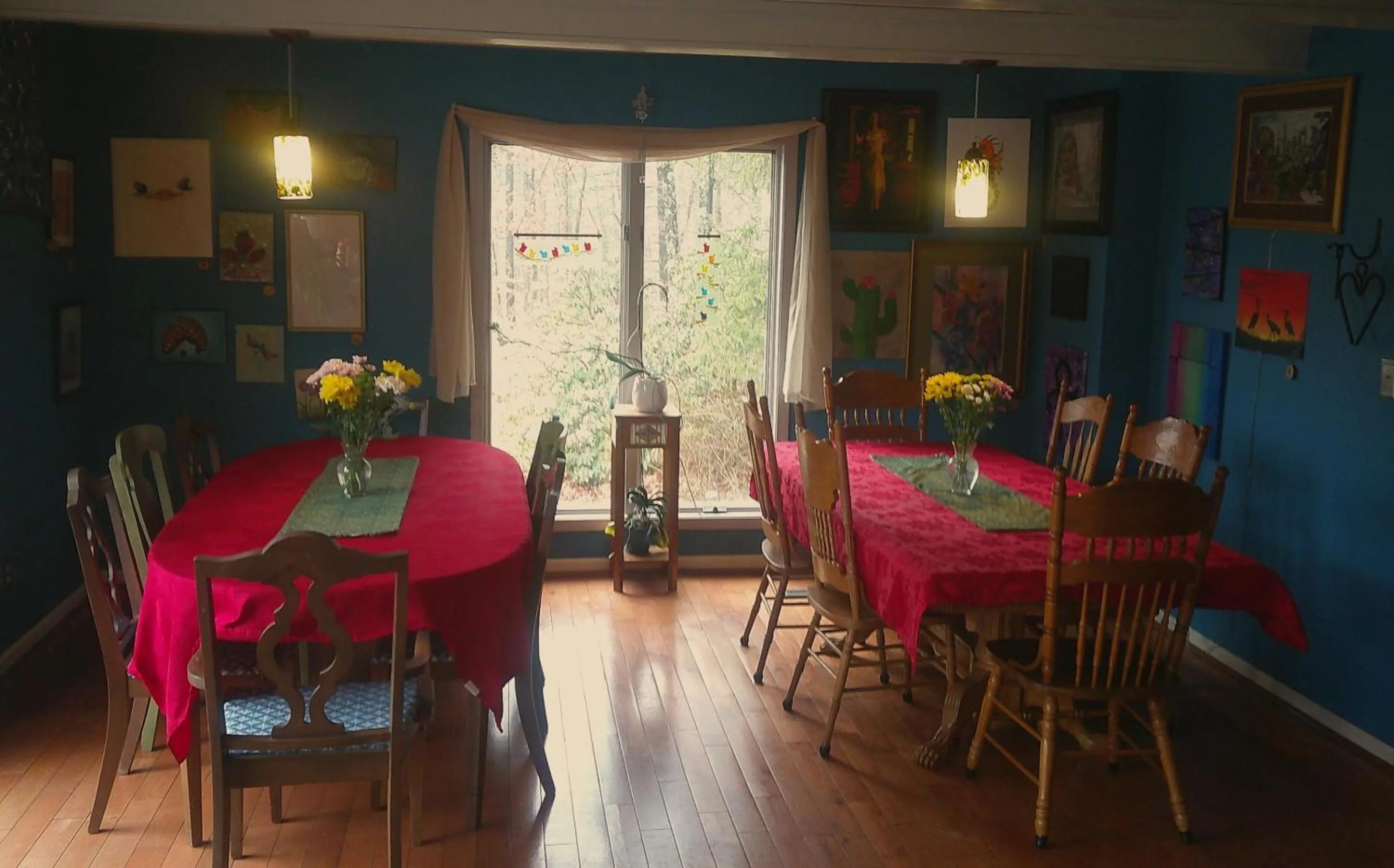 Dining area in Lil Black Bear Inn