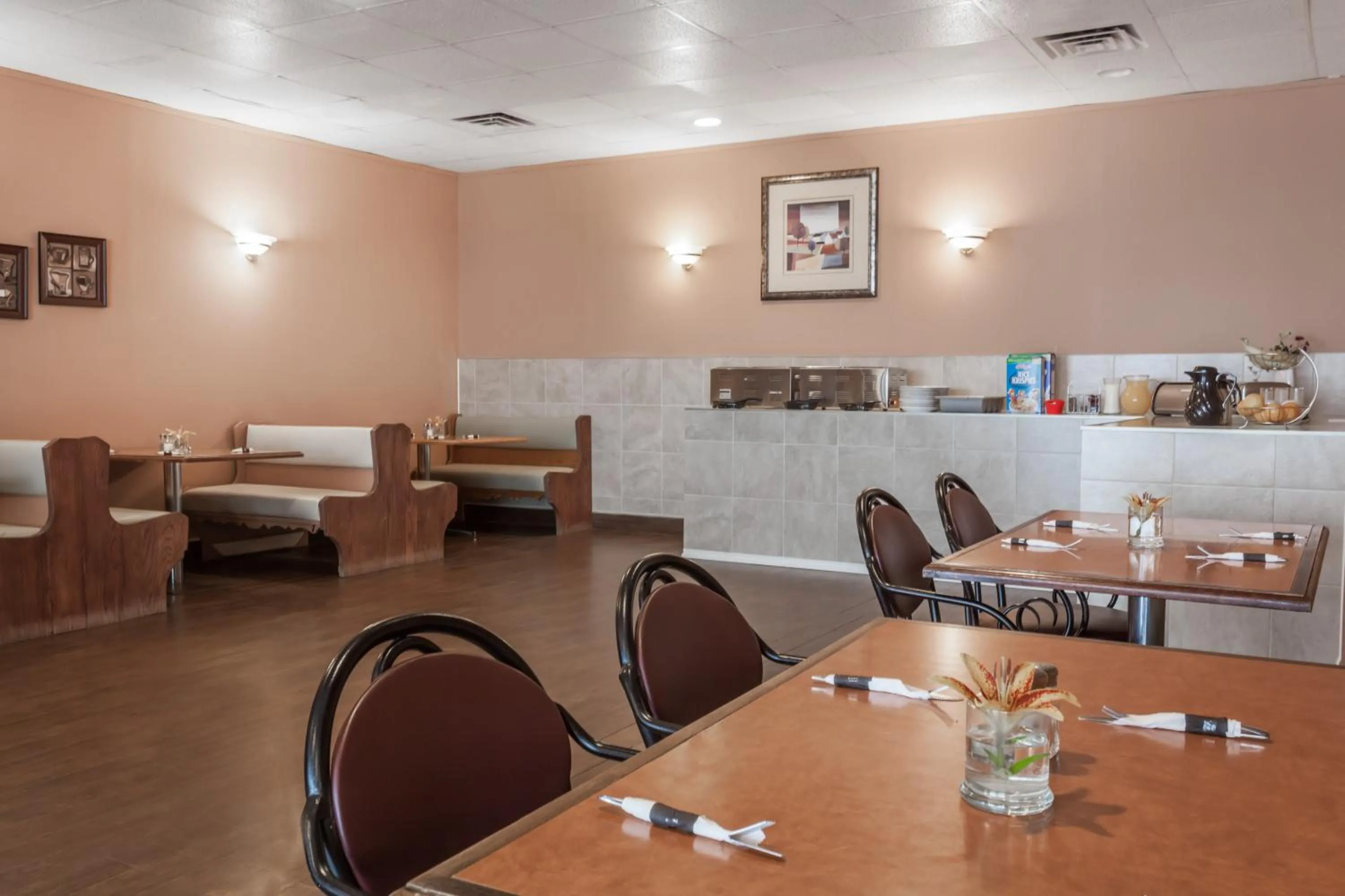 Dining area in Howard Johnson by Wyndham Melville