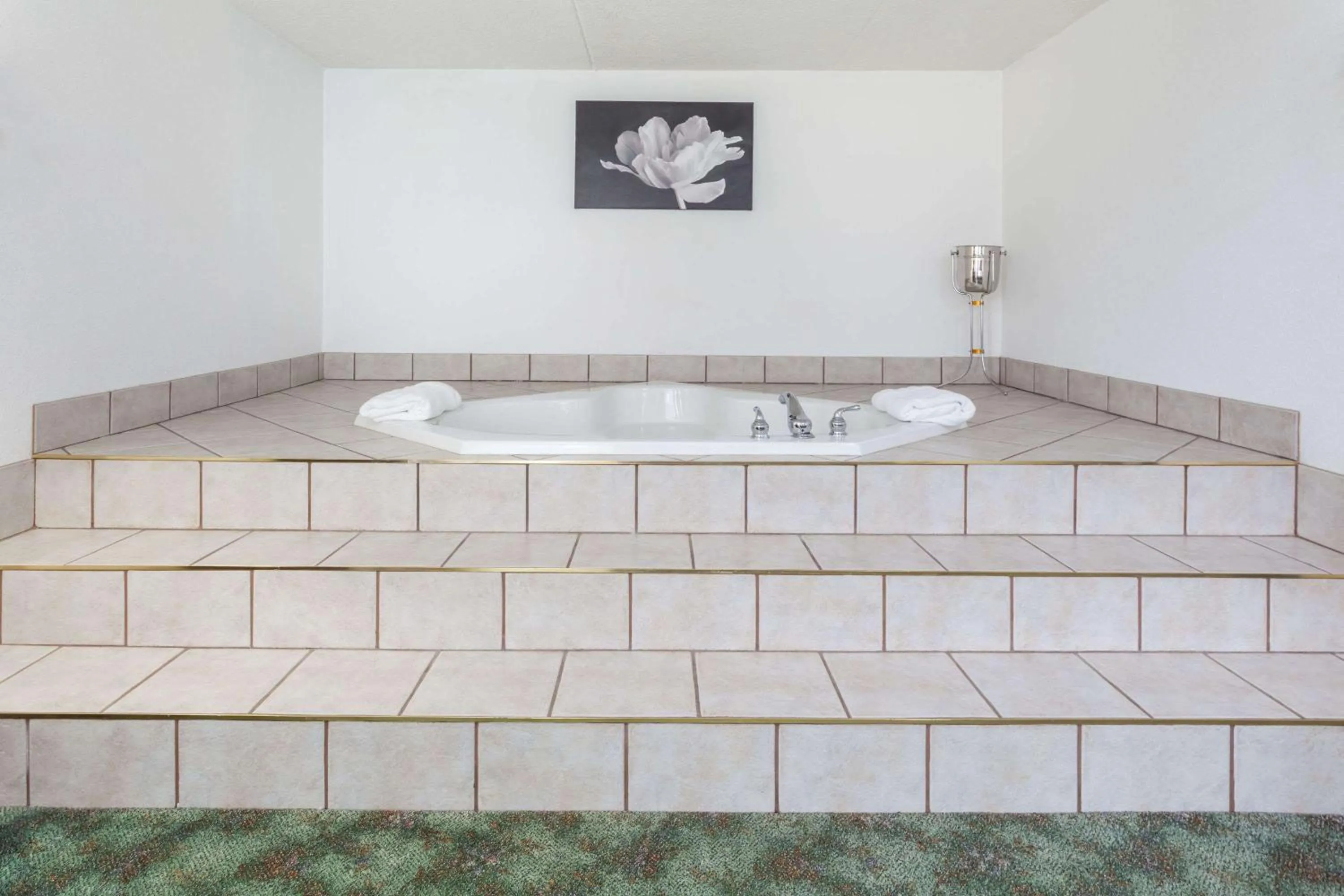 Photo of the whole room in Howard Johnson by Wyndham Melville