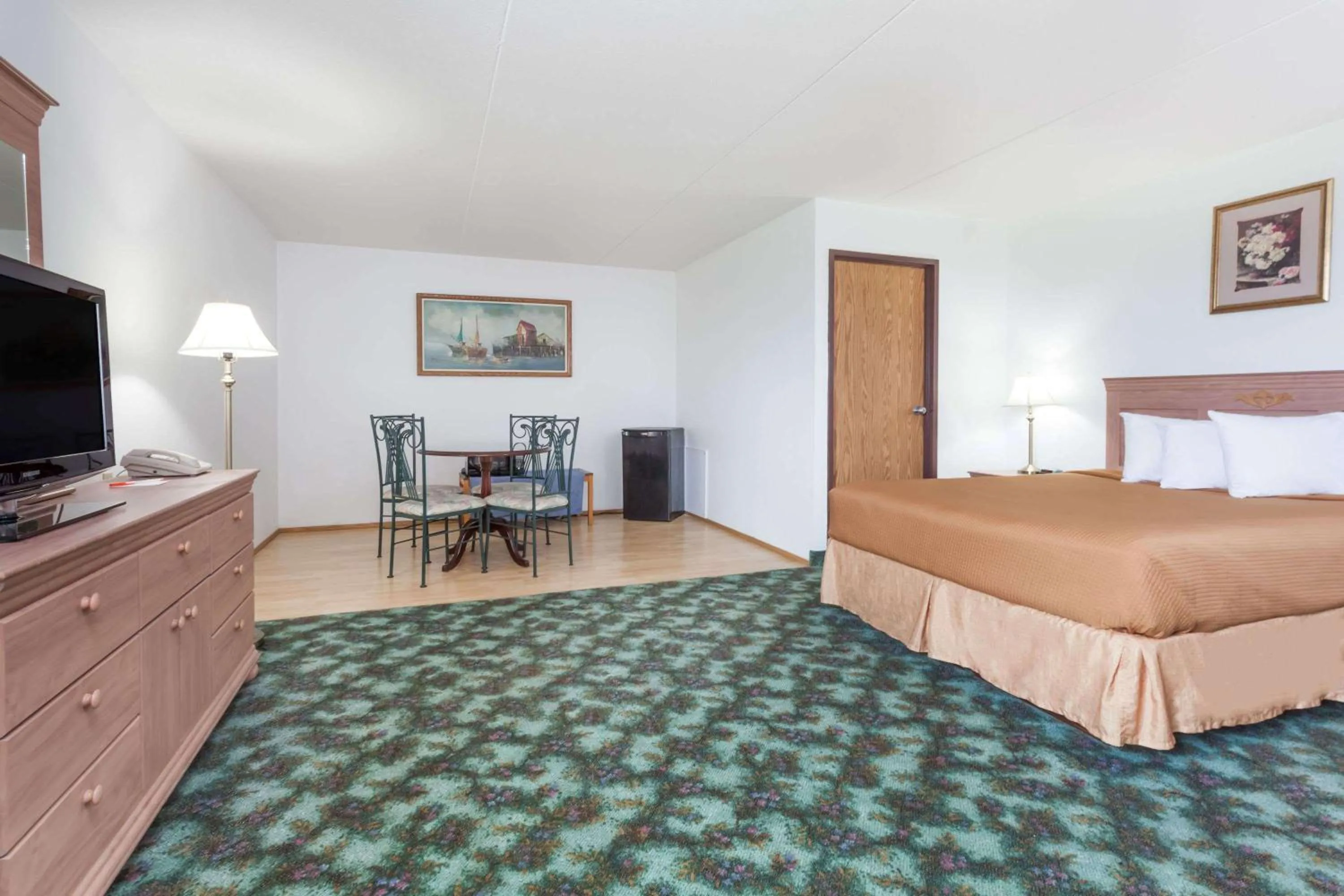 Photo of the whole room in Howard Johnson by Wyndham Melville