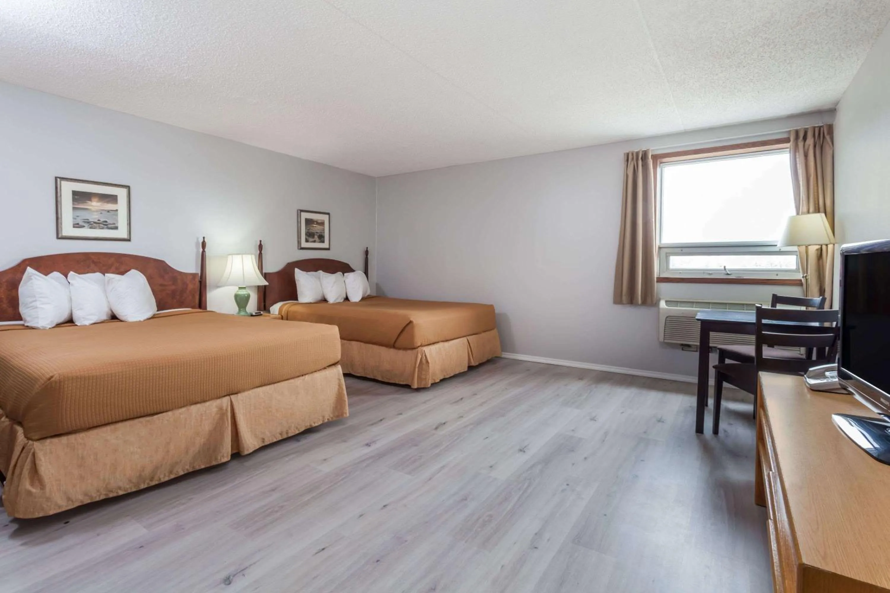 Photo of the whole room in Howard Johnson by Wyndham Melville