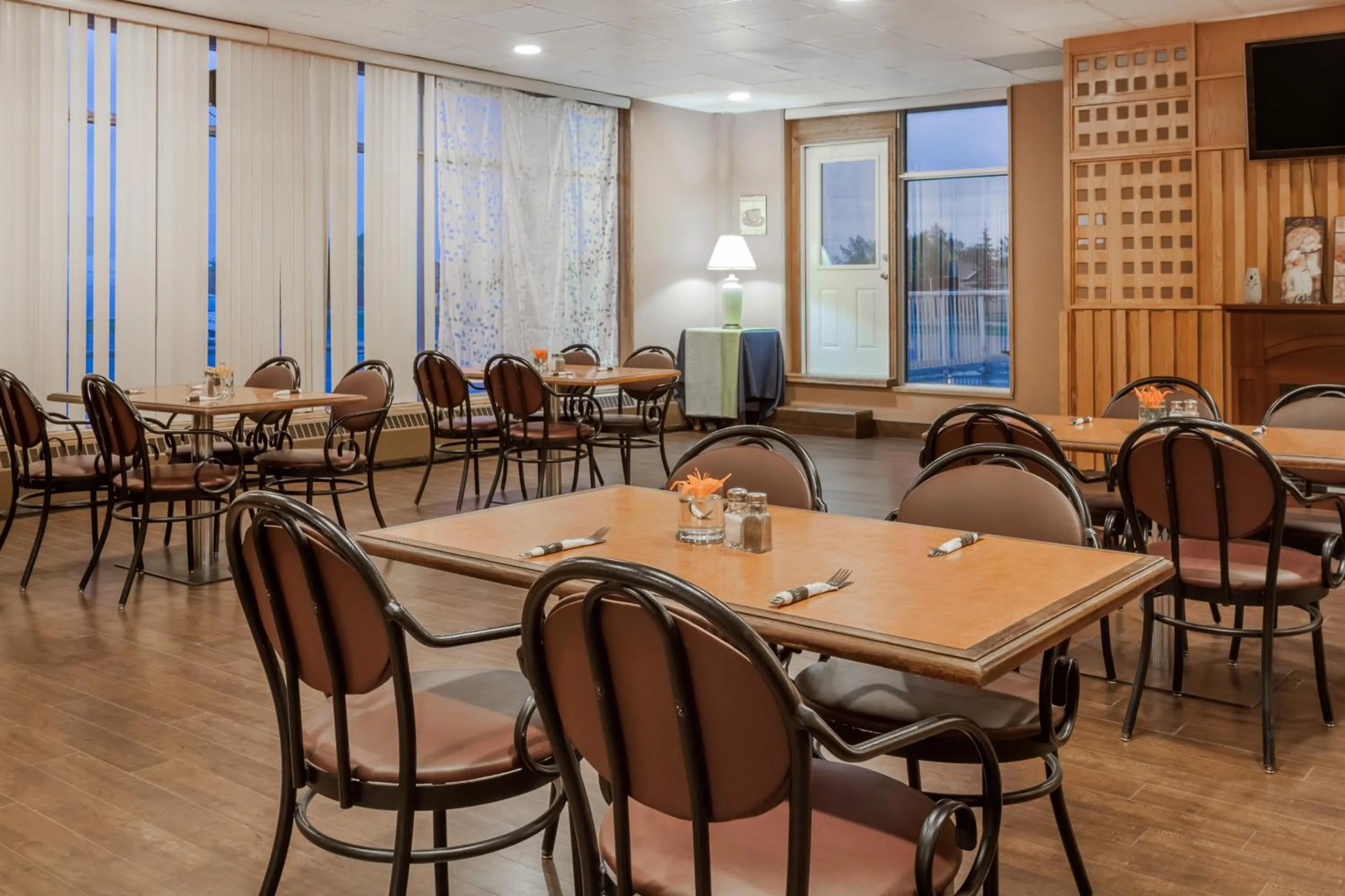 Restaurant/Places to Eat in Howard Johnson by Wyndham Melville
