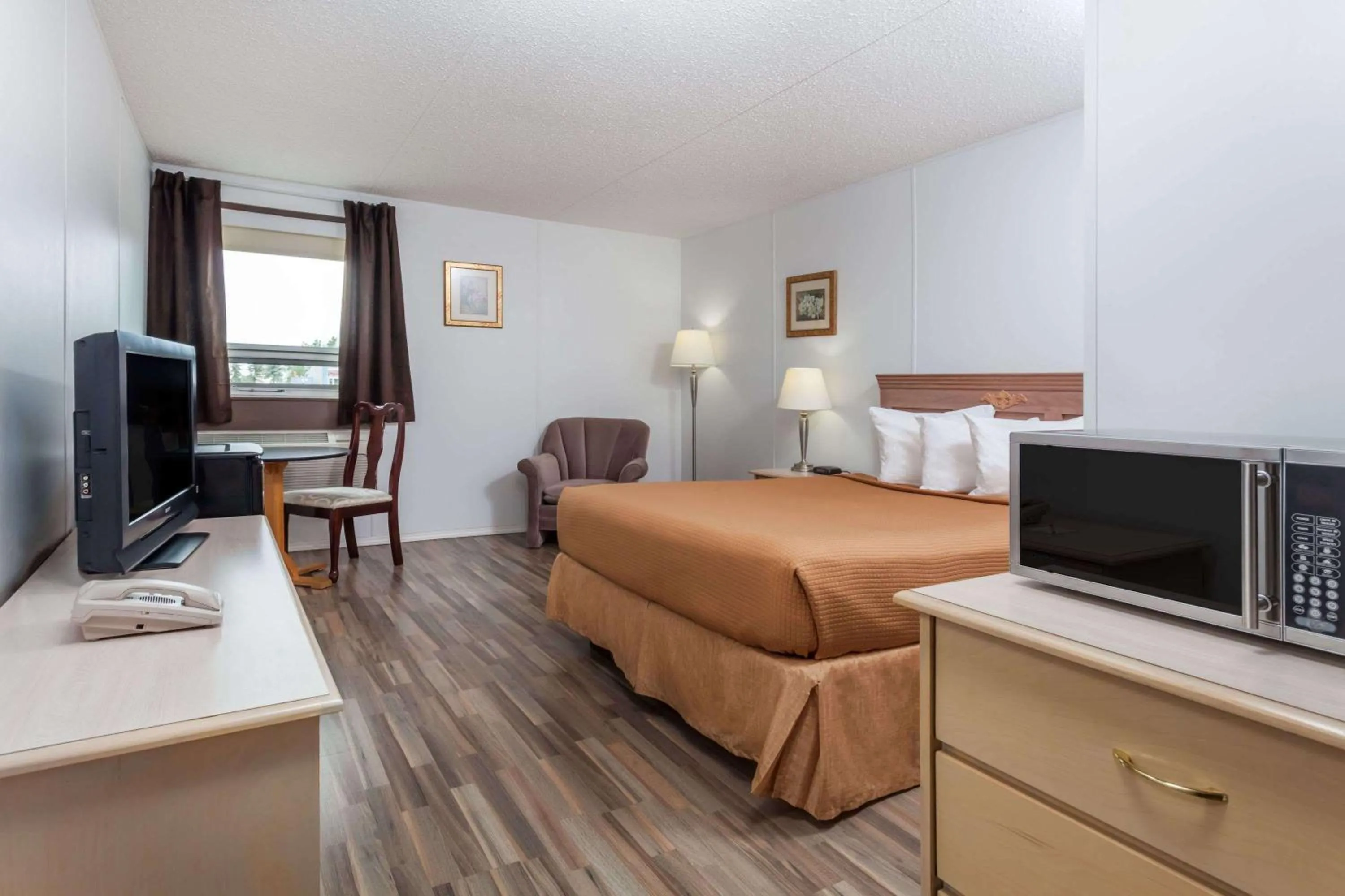 Photo of the whole room, TV/Entertainment Center in Howard Johnson by Wyndham Melville