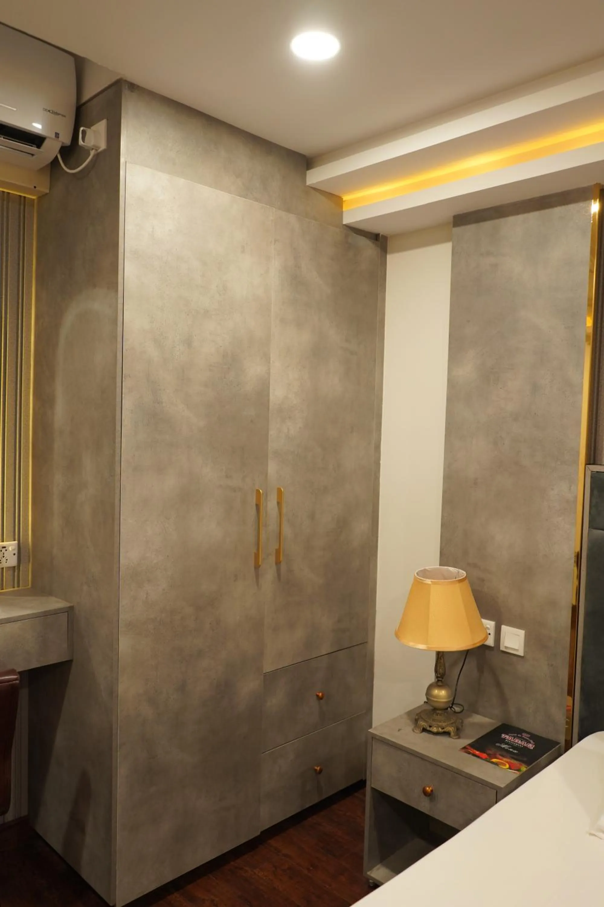 wardrobe, Bed in Hotel de Papae