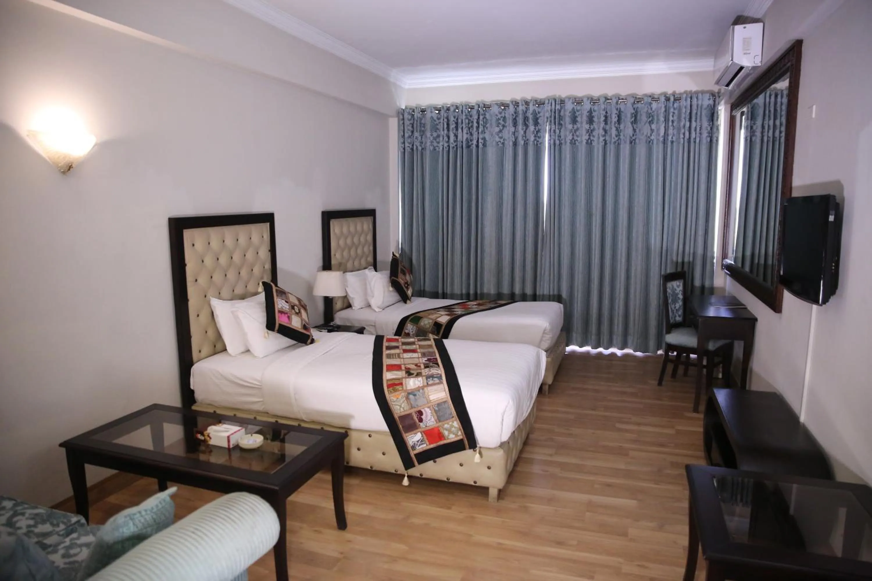 Photo of the whole room, Bed in Hotel de Papae