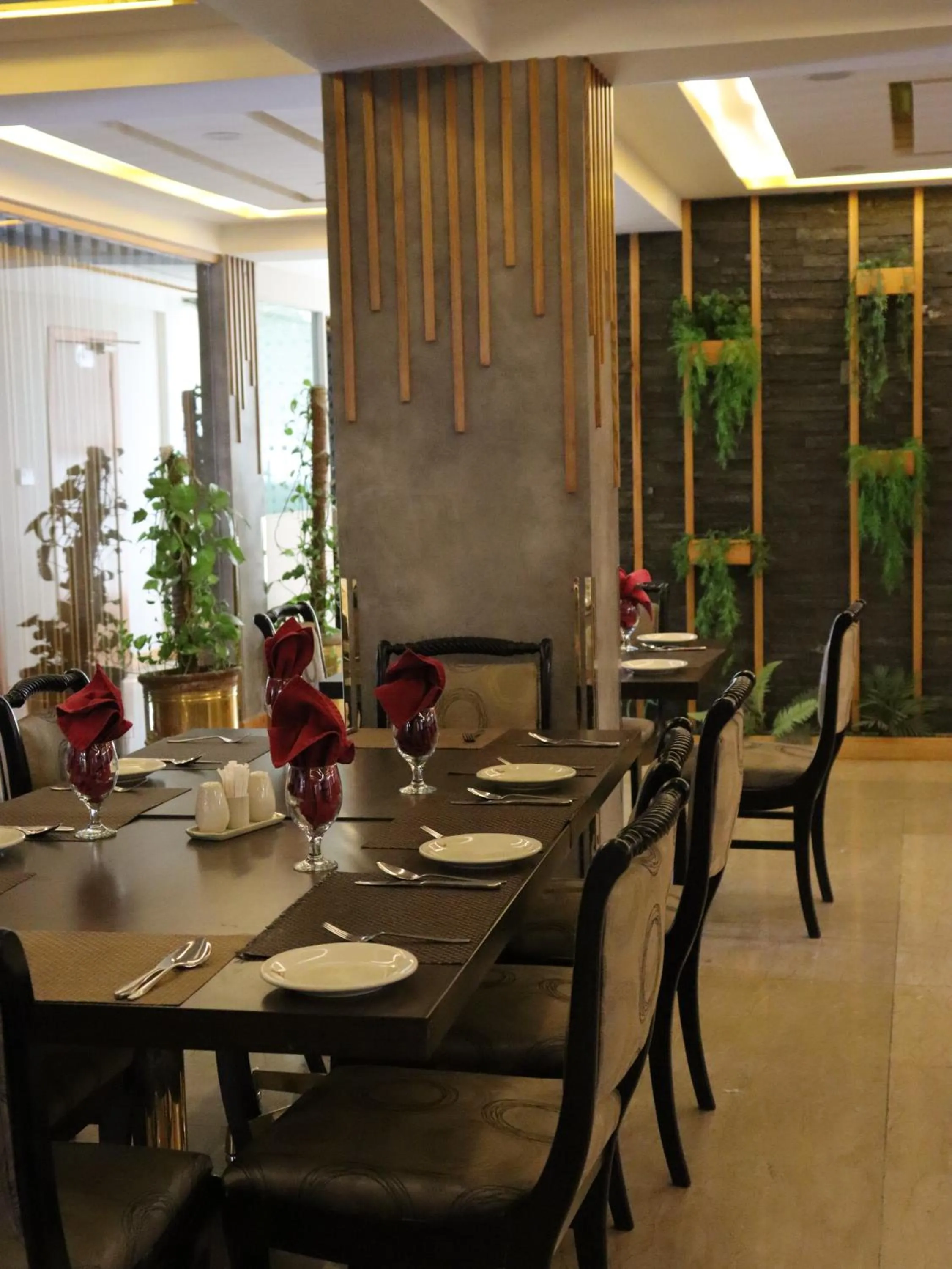 Restaurant/places to eat in Hotel de Papae