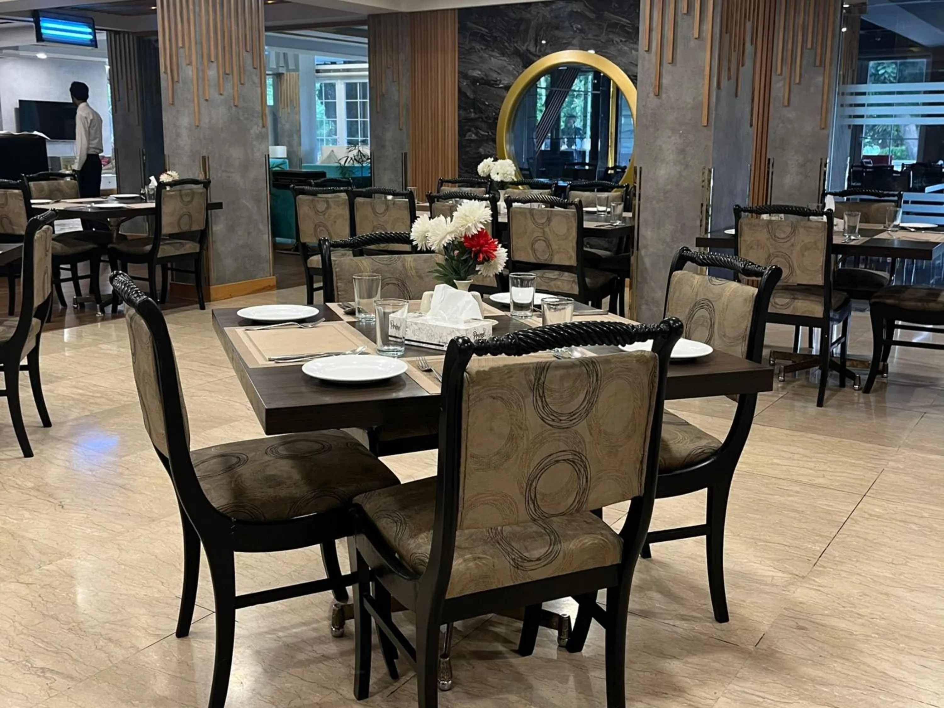 Restaurant/places to eat in Hotel de Papae