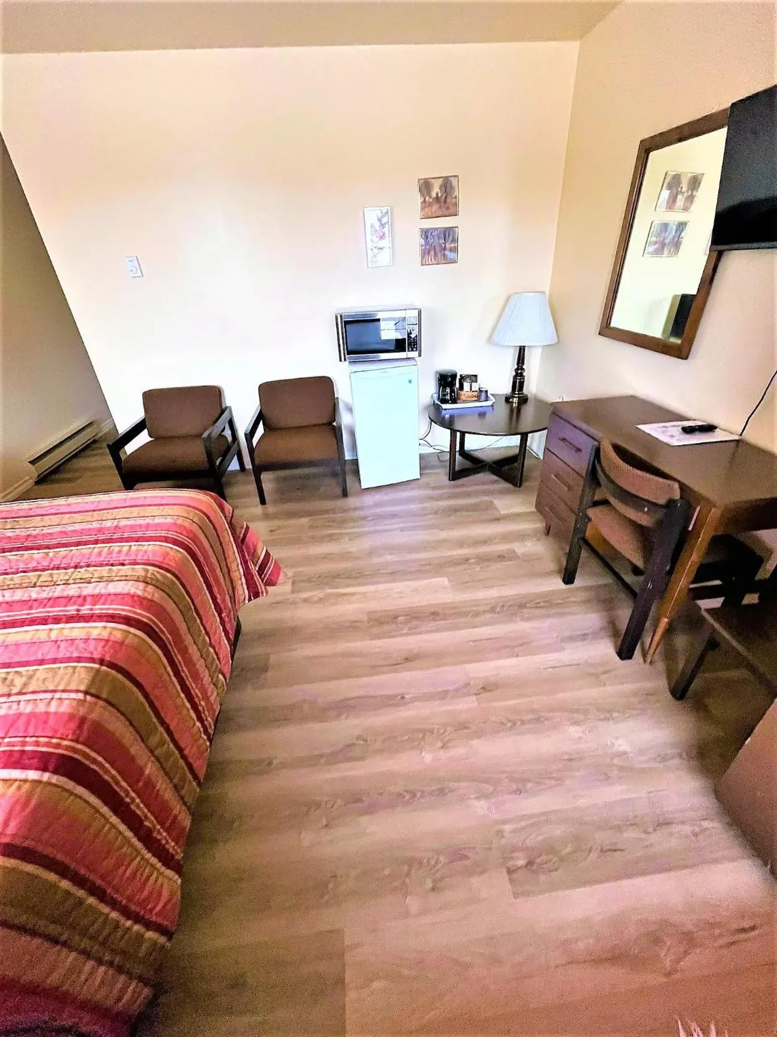 Queen Room - single occupancy in Red Top Motor Inn Queen Room - single occupancy in Red Top Motor Inn