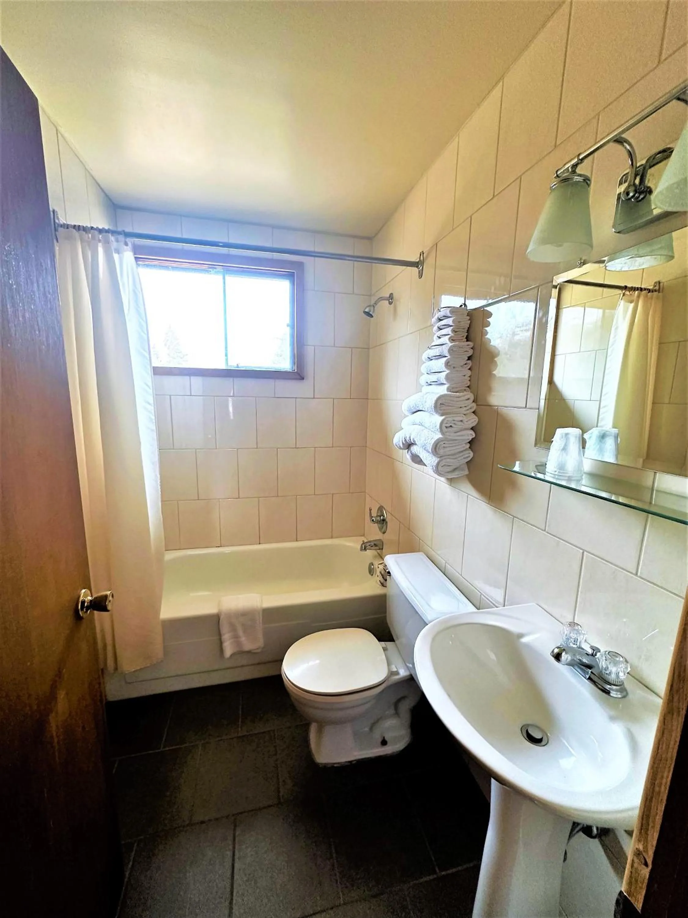 Bathroom in Red Top Motor Inn