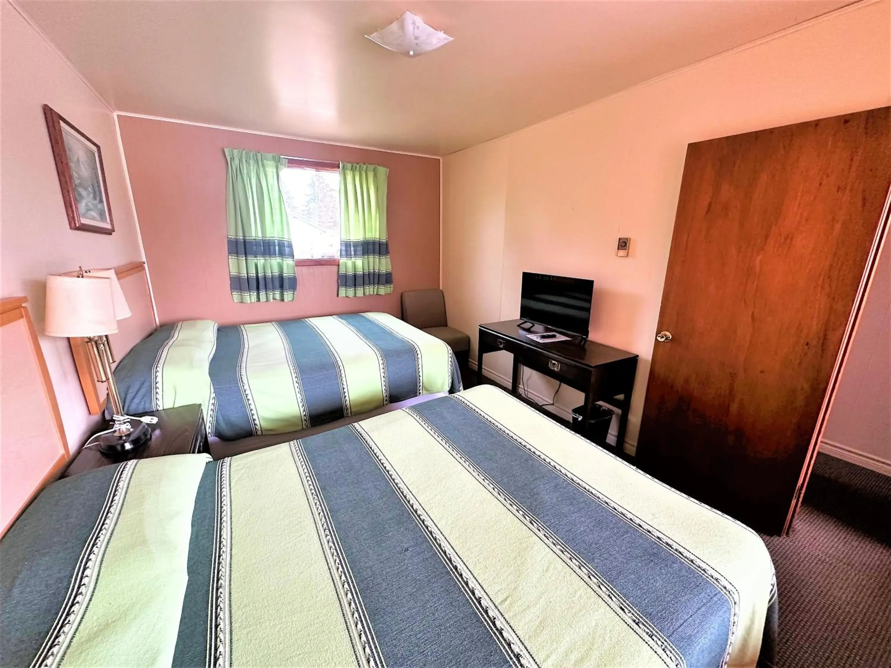 Two-Bedroom Suite in Red Top Motor Inn Two-Bedroom Suite in Red Top Motor Inn