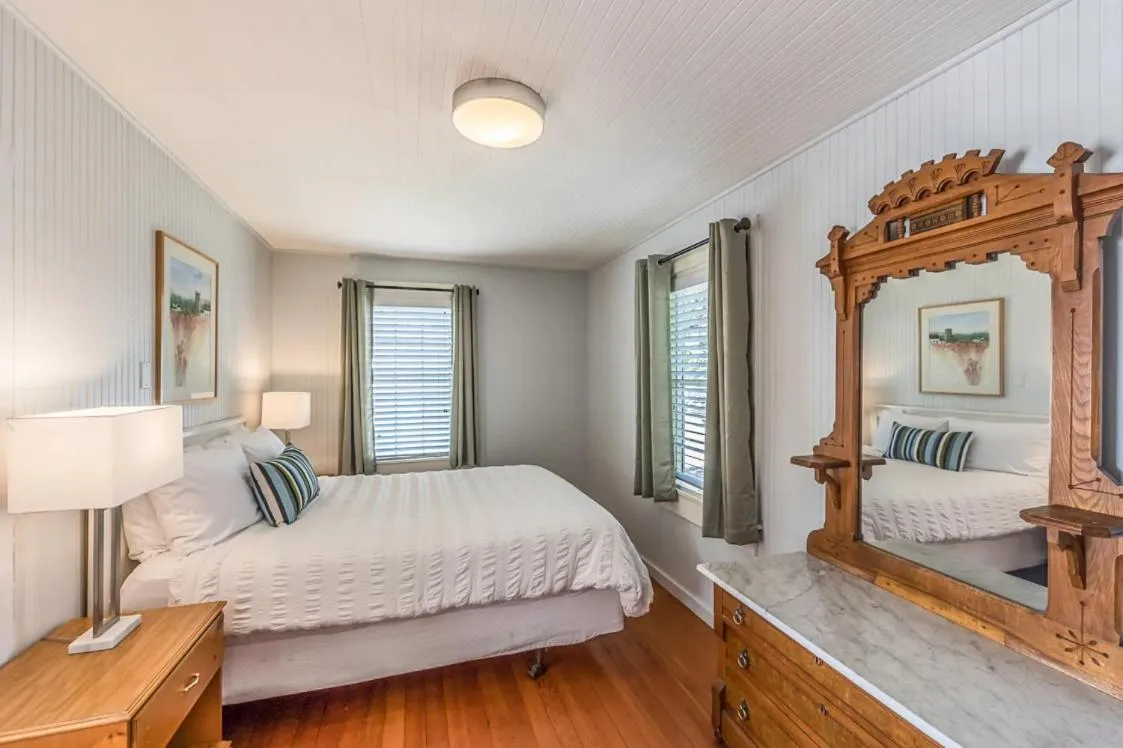 Bedroom, Bed in Inn at Schoolhouse Creek