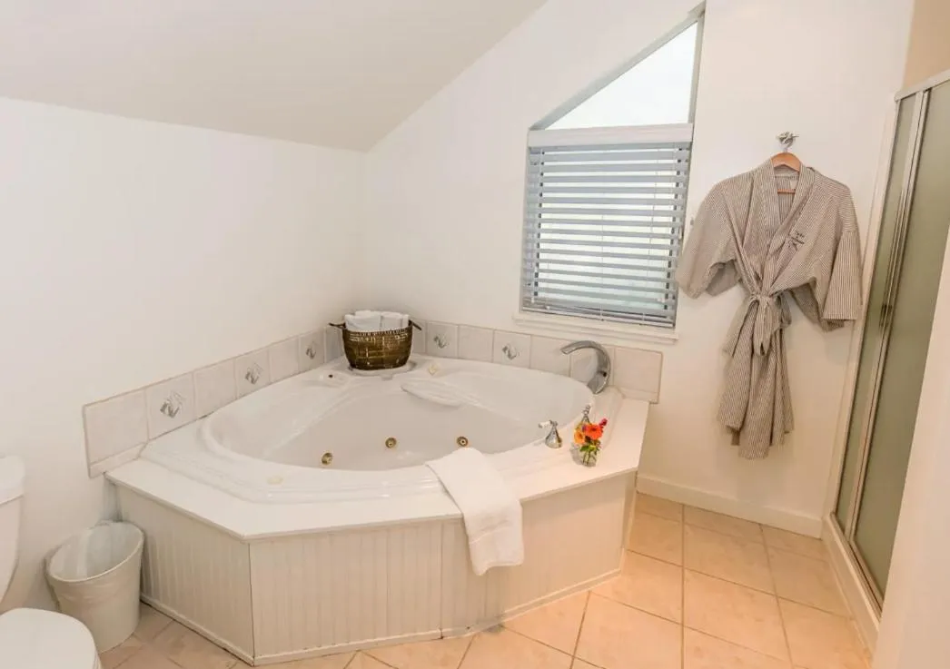 Bath in Inn at Schoolhouse Creek