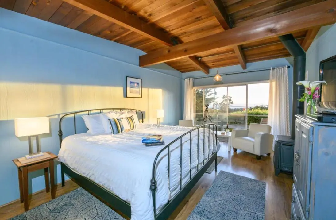 Bedroom, Bed in Inn at Schoolhouse Creek