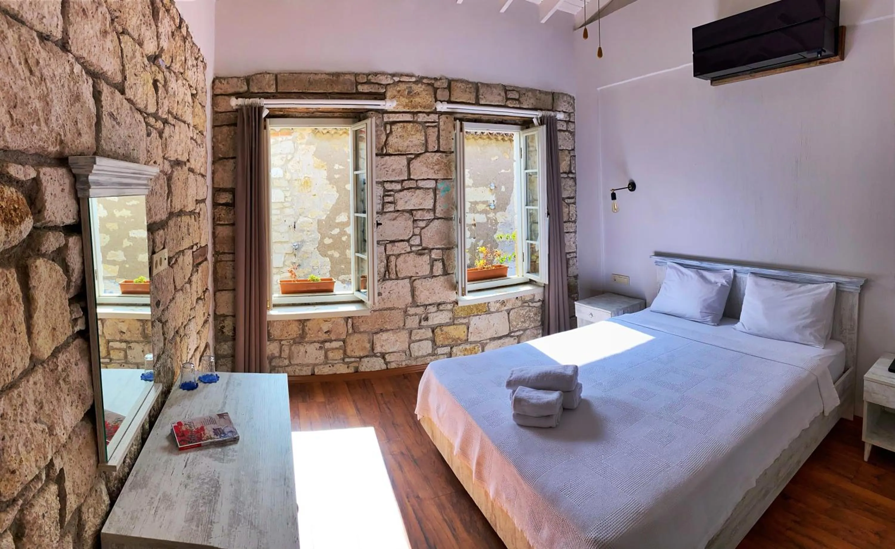 Photo of the whole room, Bed in Oberj d'Azur Alaçatı