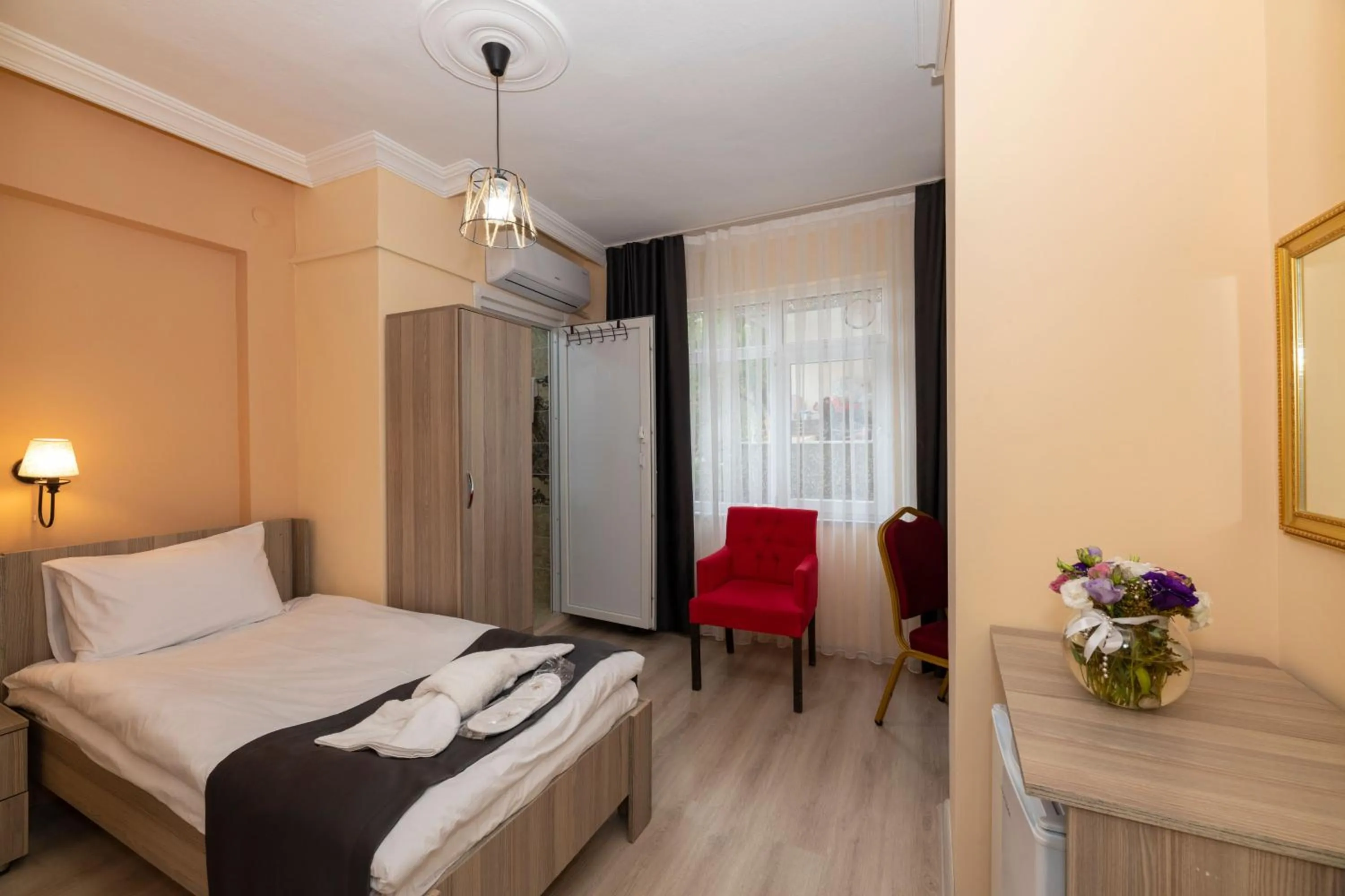 Bed in Golden Flower Pansiyon