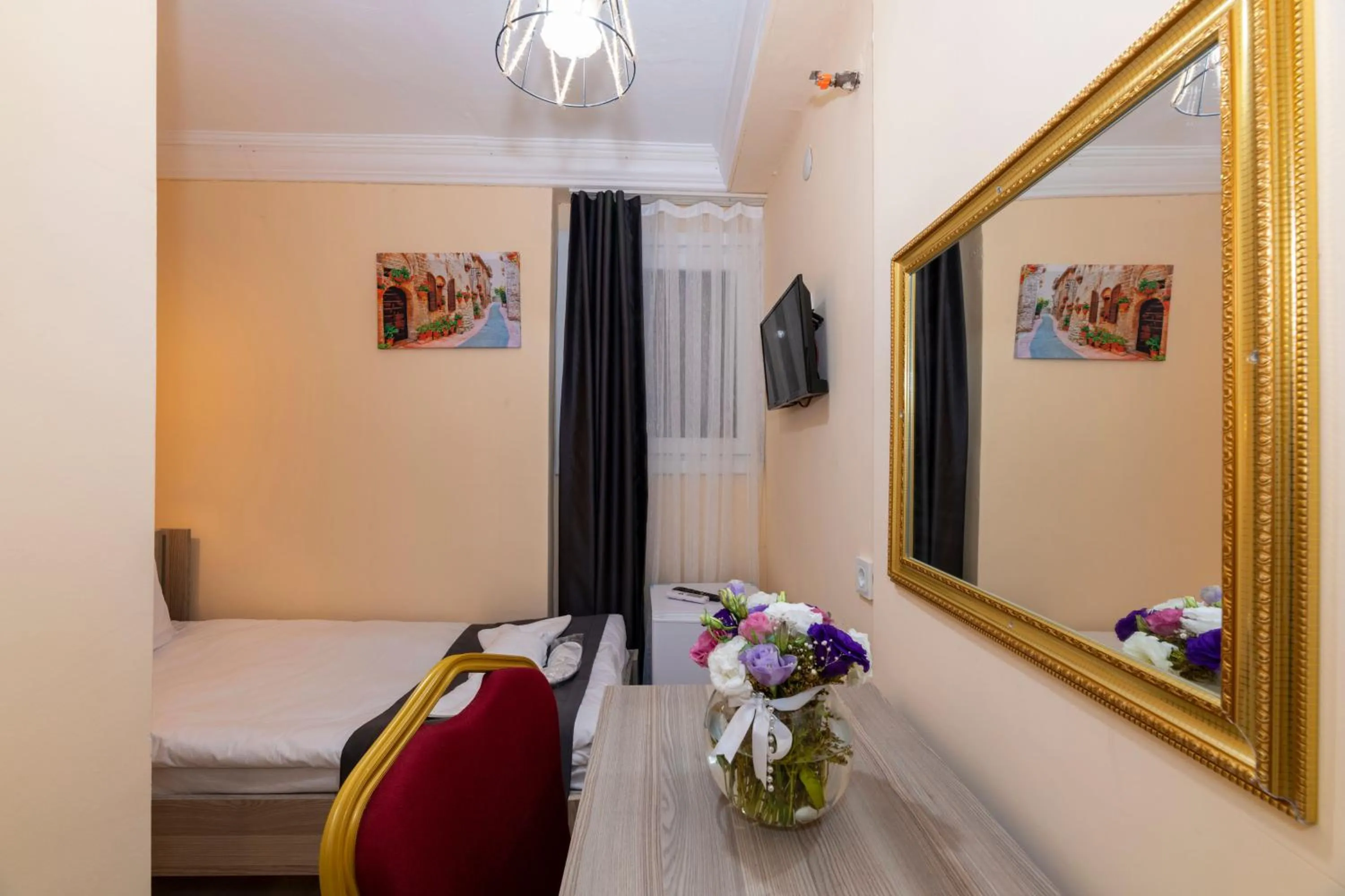 Bed in Golden Flower Pansiyon