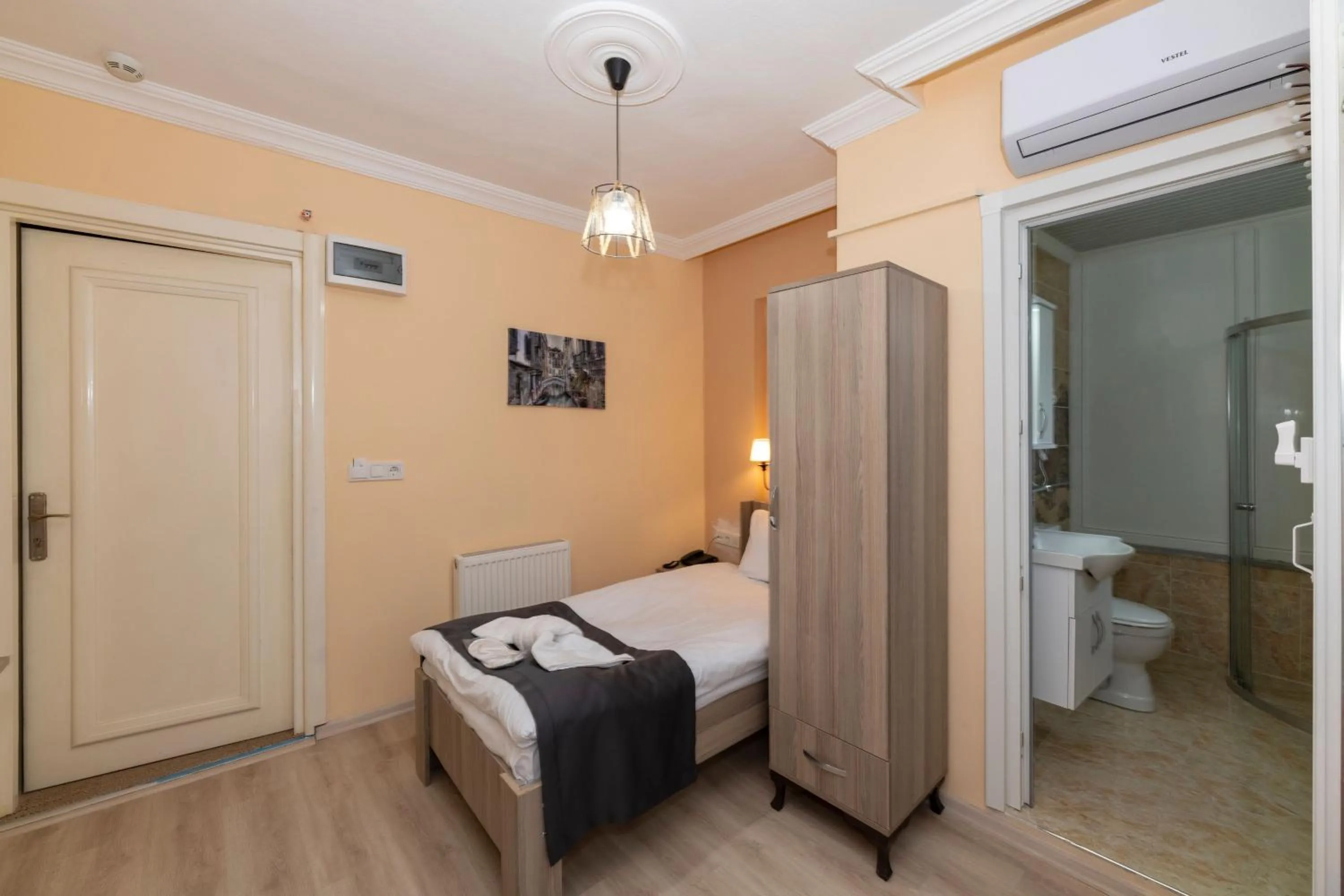 Bed in Golden Flower Pansiyon