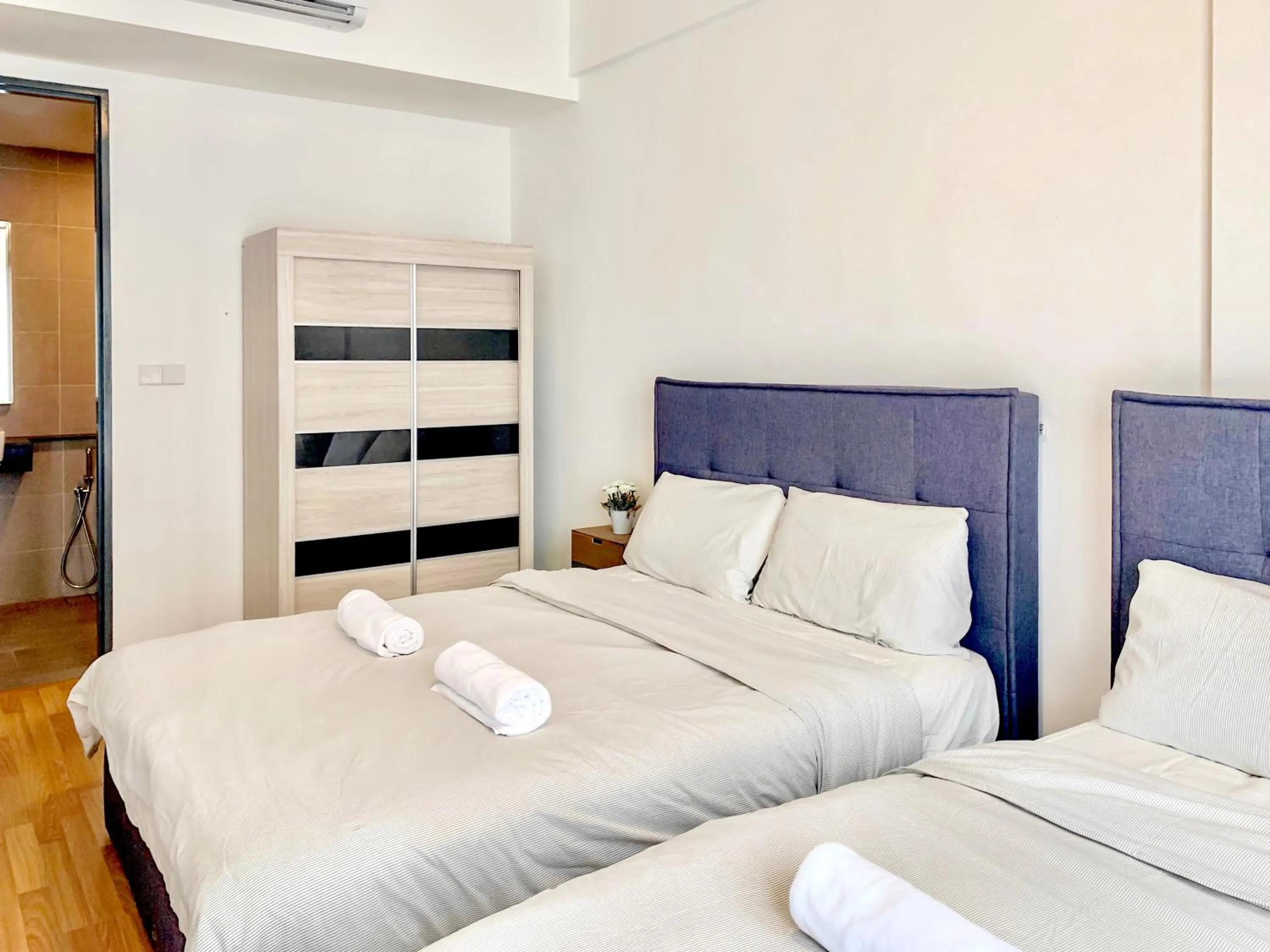 Bed in Georgetown Tropicana 218 Apartment