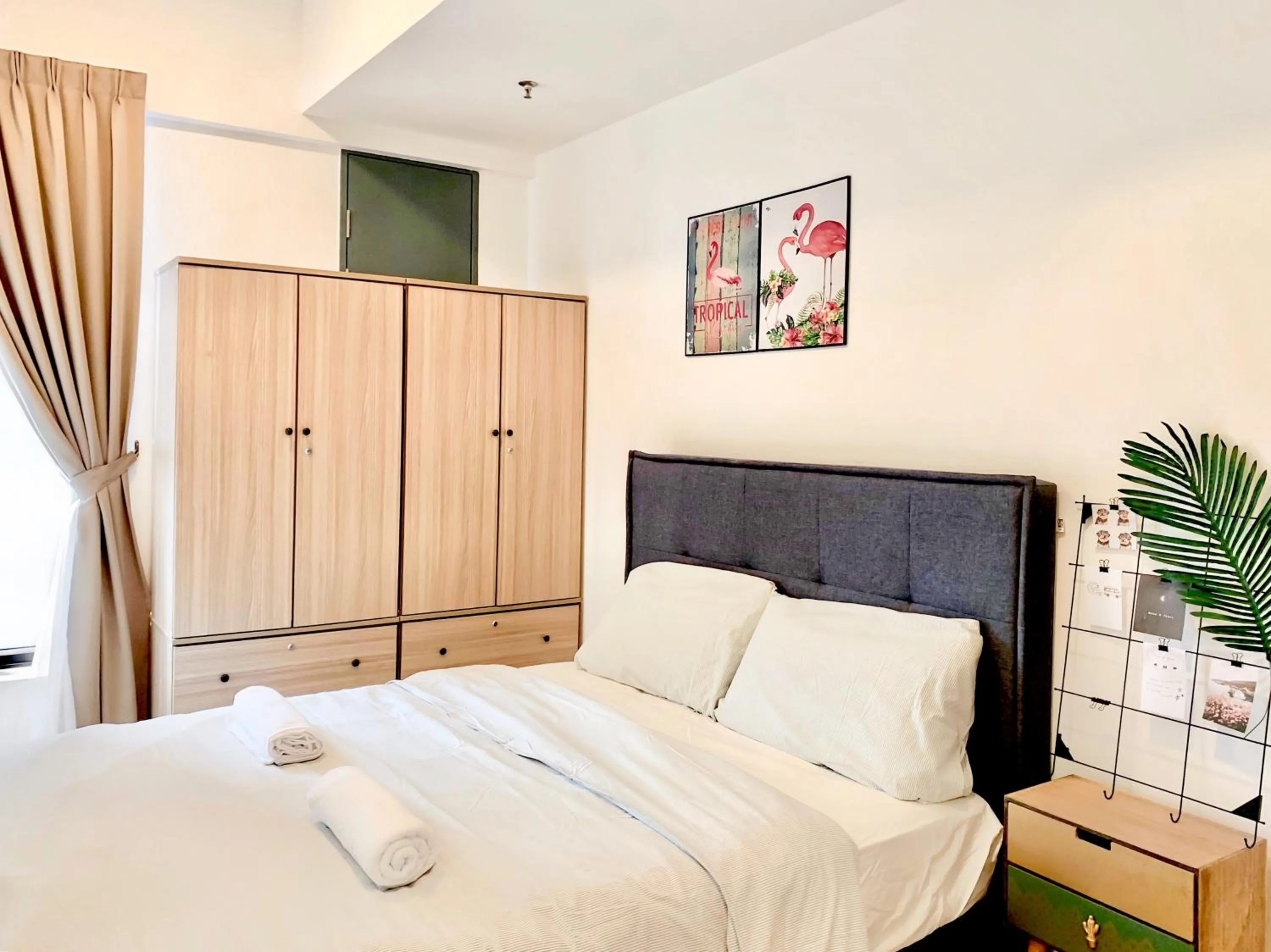 Shower, Bed in Georgetown Tropicana 218 Apartment