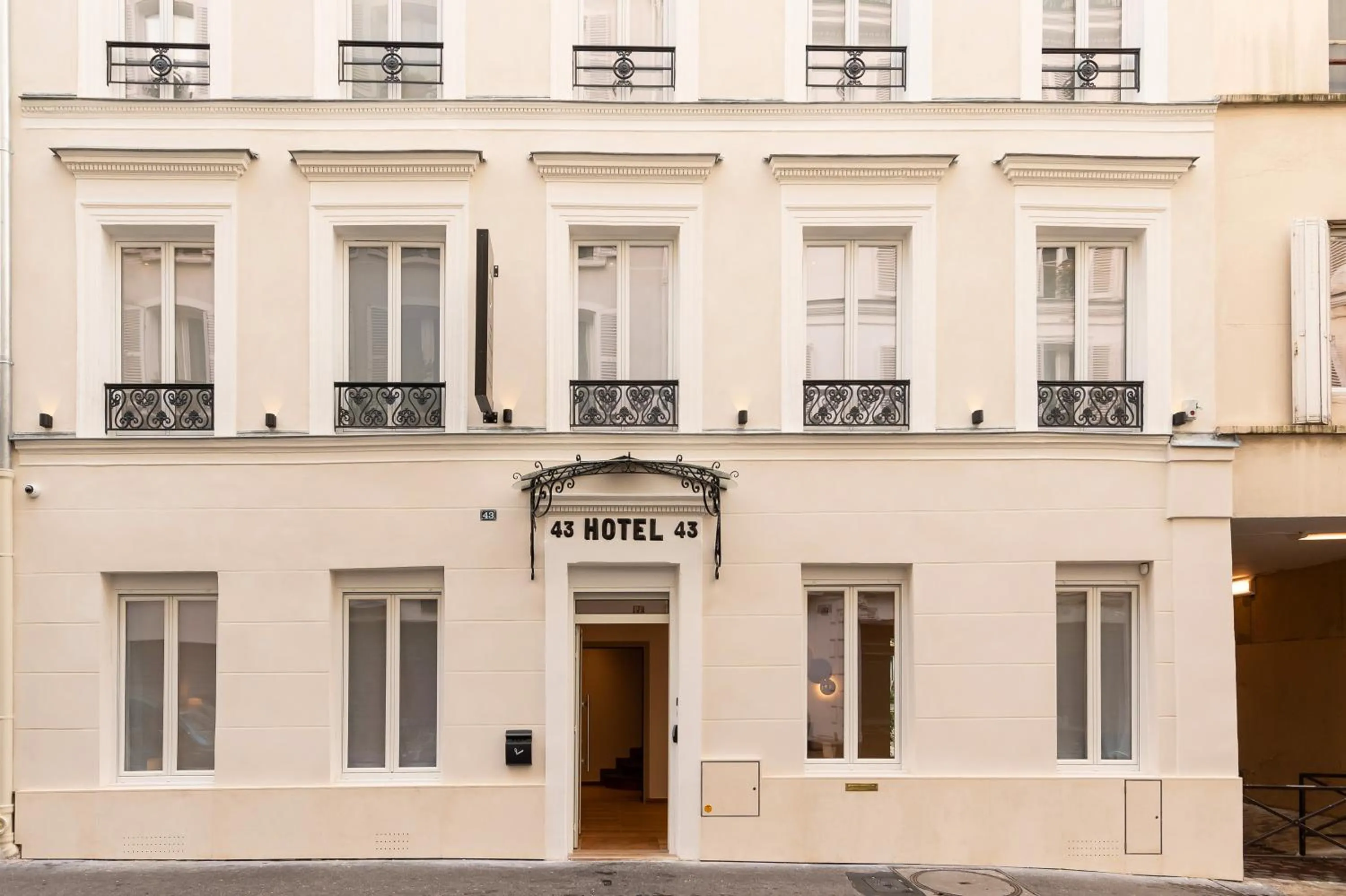 Facade/entrance in HOTEL AU COEUR DE REPUBLIQUE