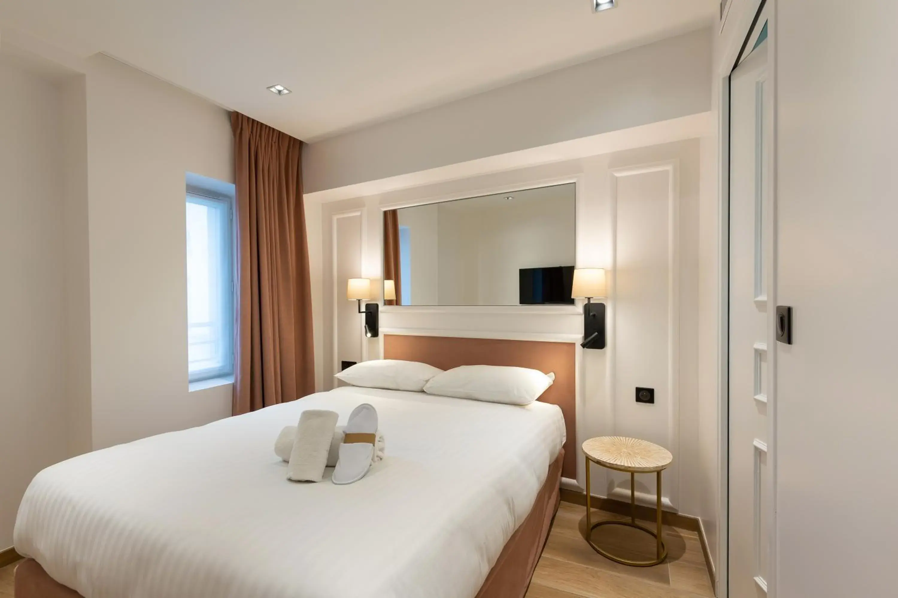 Standard Double Room with Courtyard View in HOTEL AU COEUR DE REPUBLIQUE Standard Double Room with Courtyard View in HOTEL AU COEUR DE REPUBLIQUE