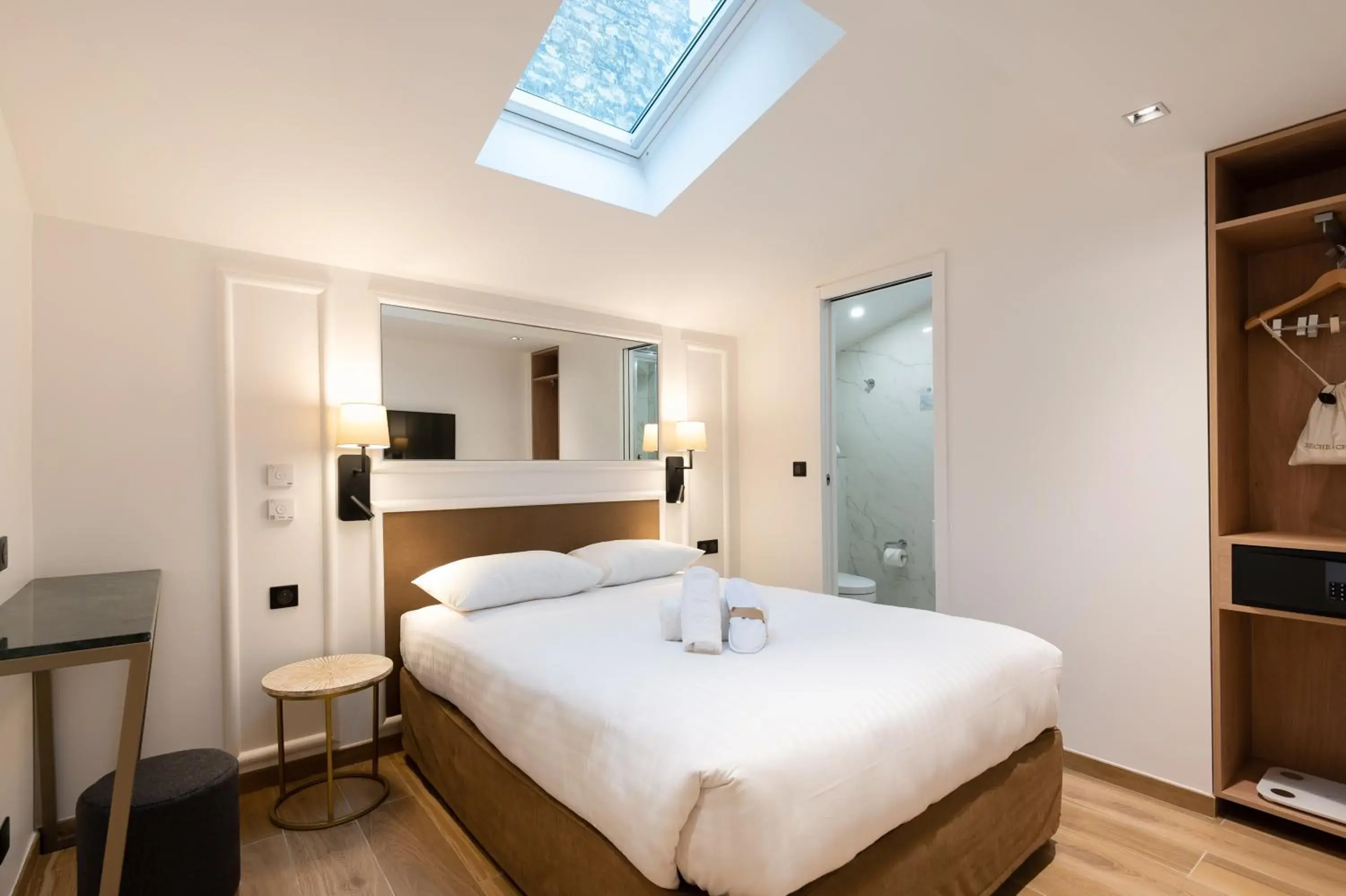 Attic Room in HOTEL AU COEUR DE REPUBLIQUE Attic Room in HOTEL AU COEUR DE REPUBLIQUE