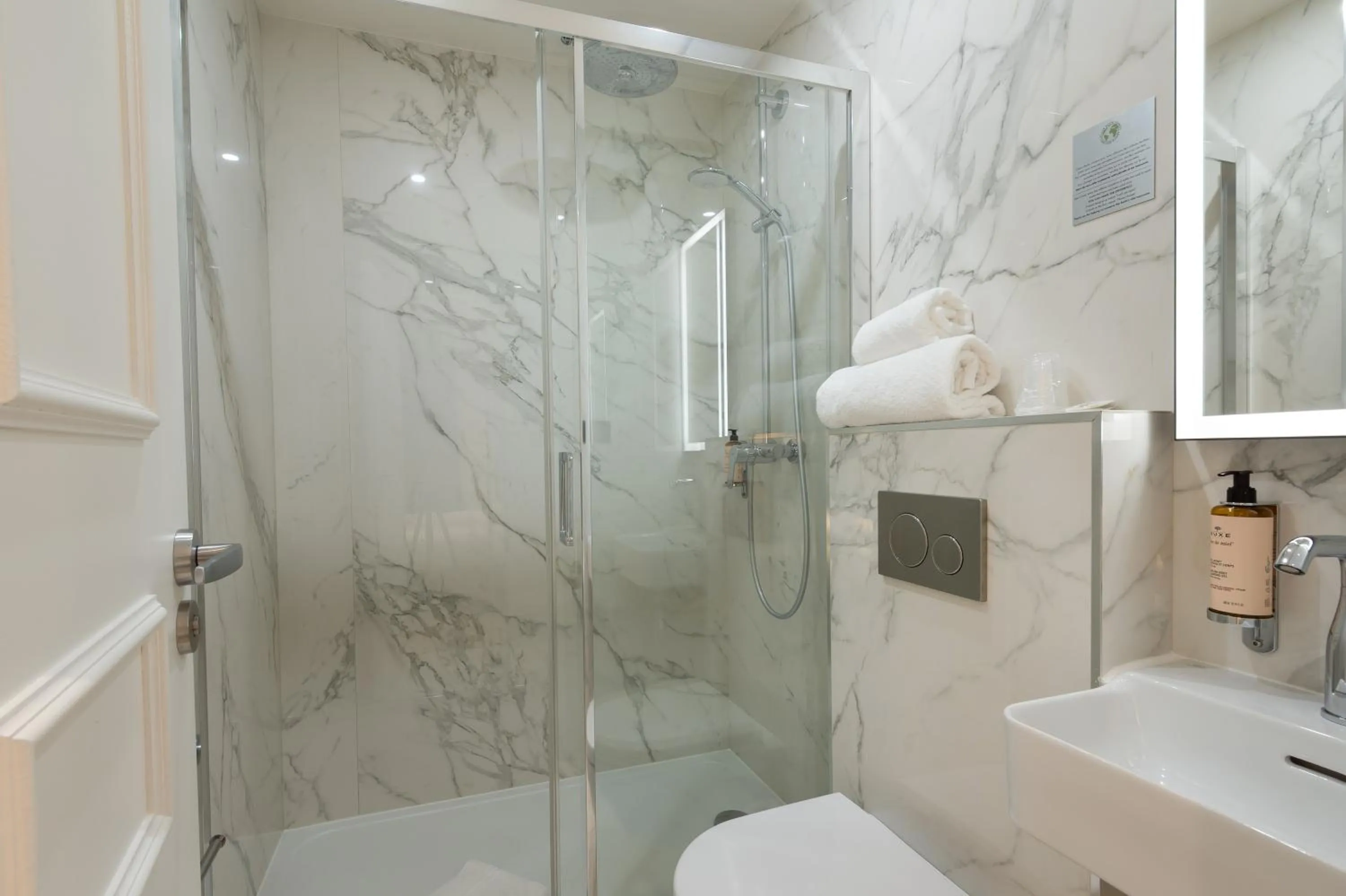 HOTEL AU COEUR DE REPUBLIQUE