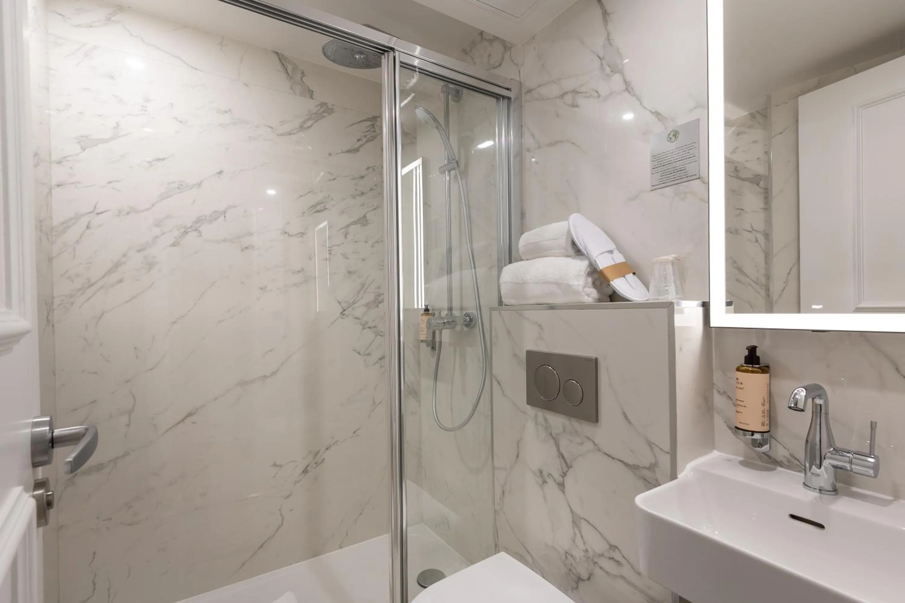 Bathroom in HOTEL AU COEUR DE REPUBLIQUE