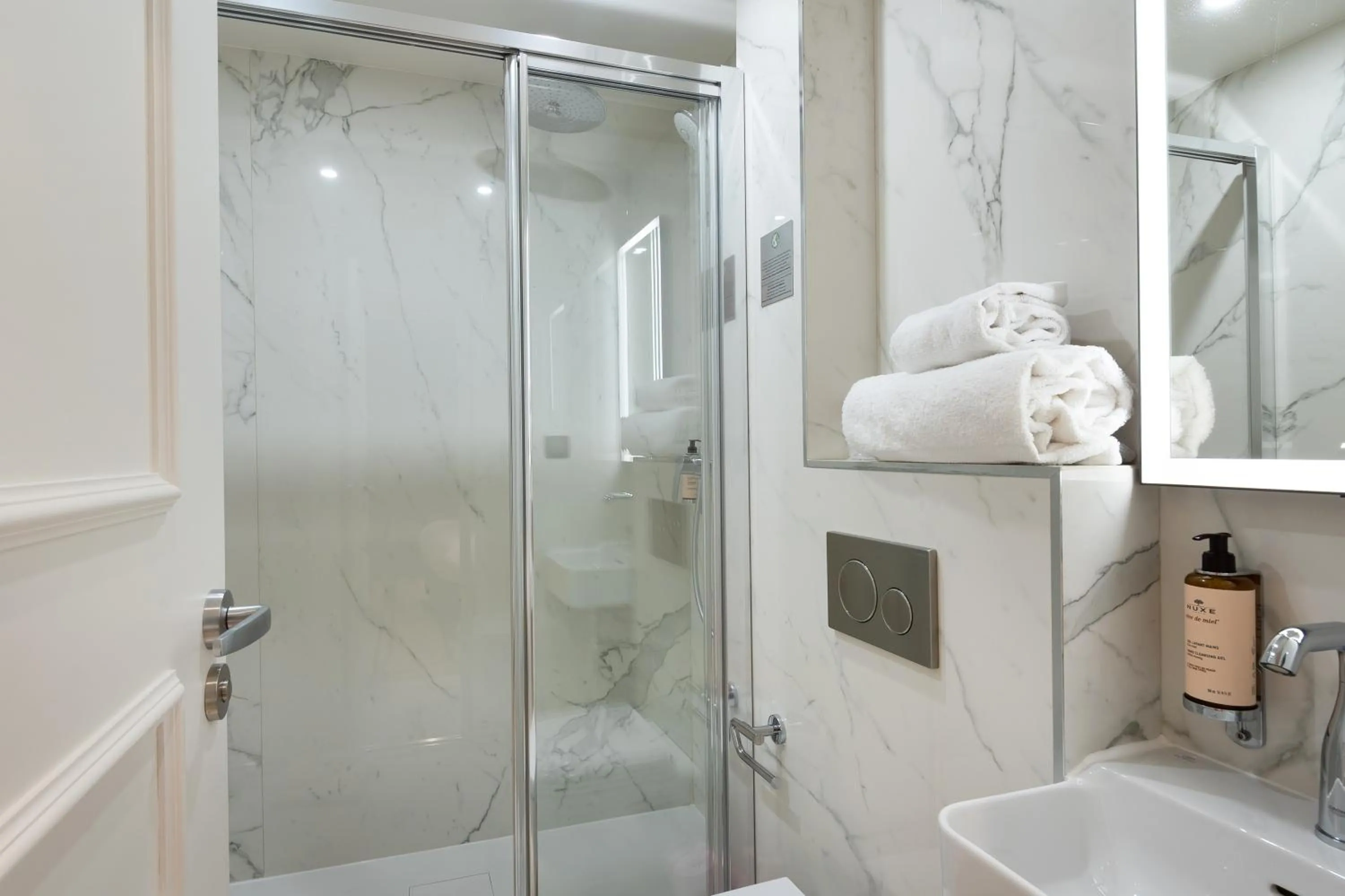 HOTEL AU COEUR DE REPUBLIQUE