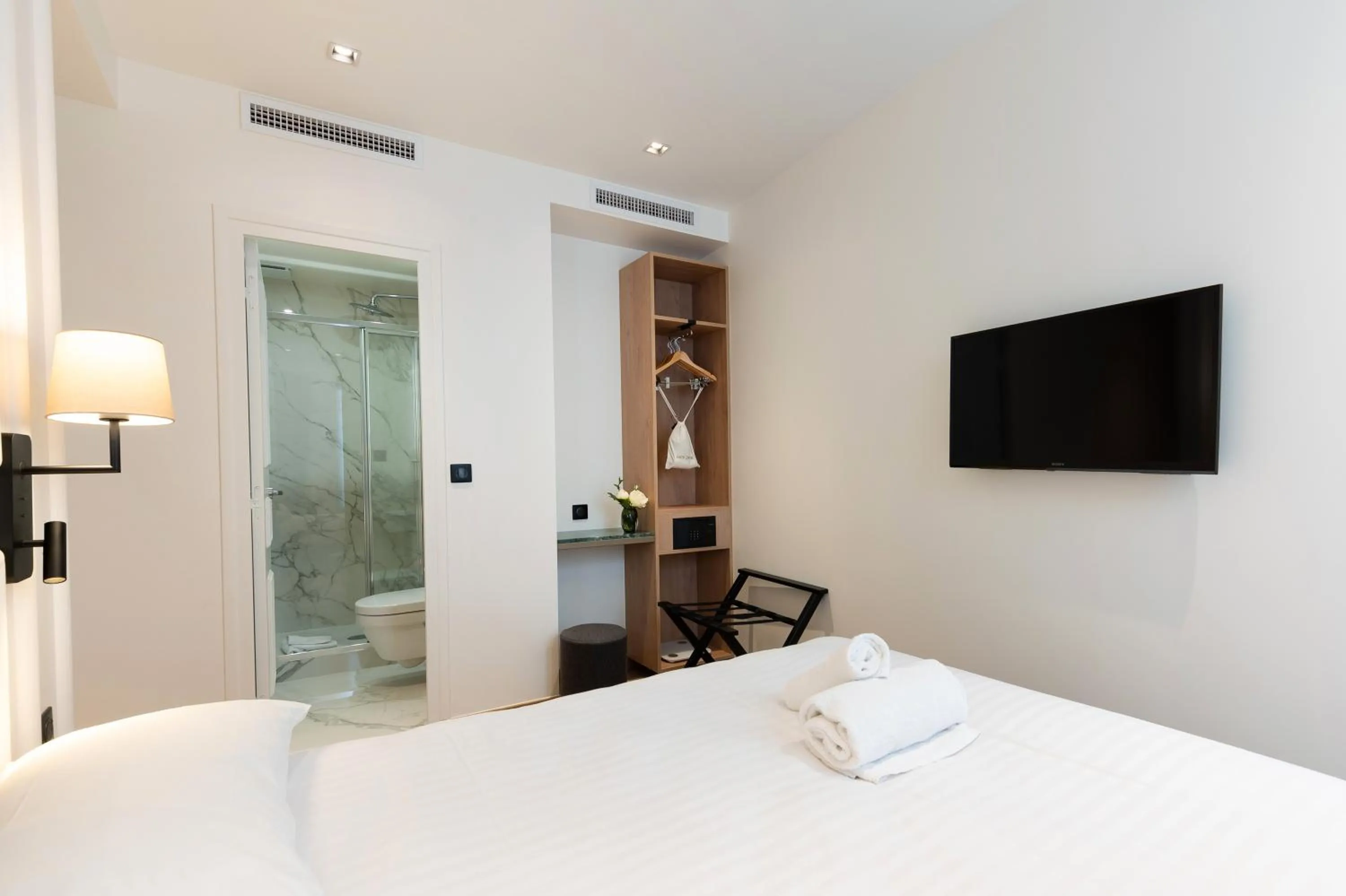 Bed in HOTEL AU COEUR DE REPUBLIQUE