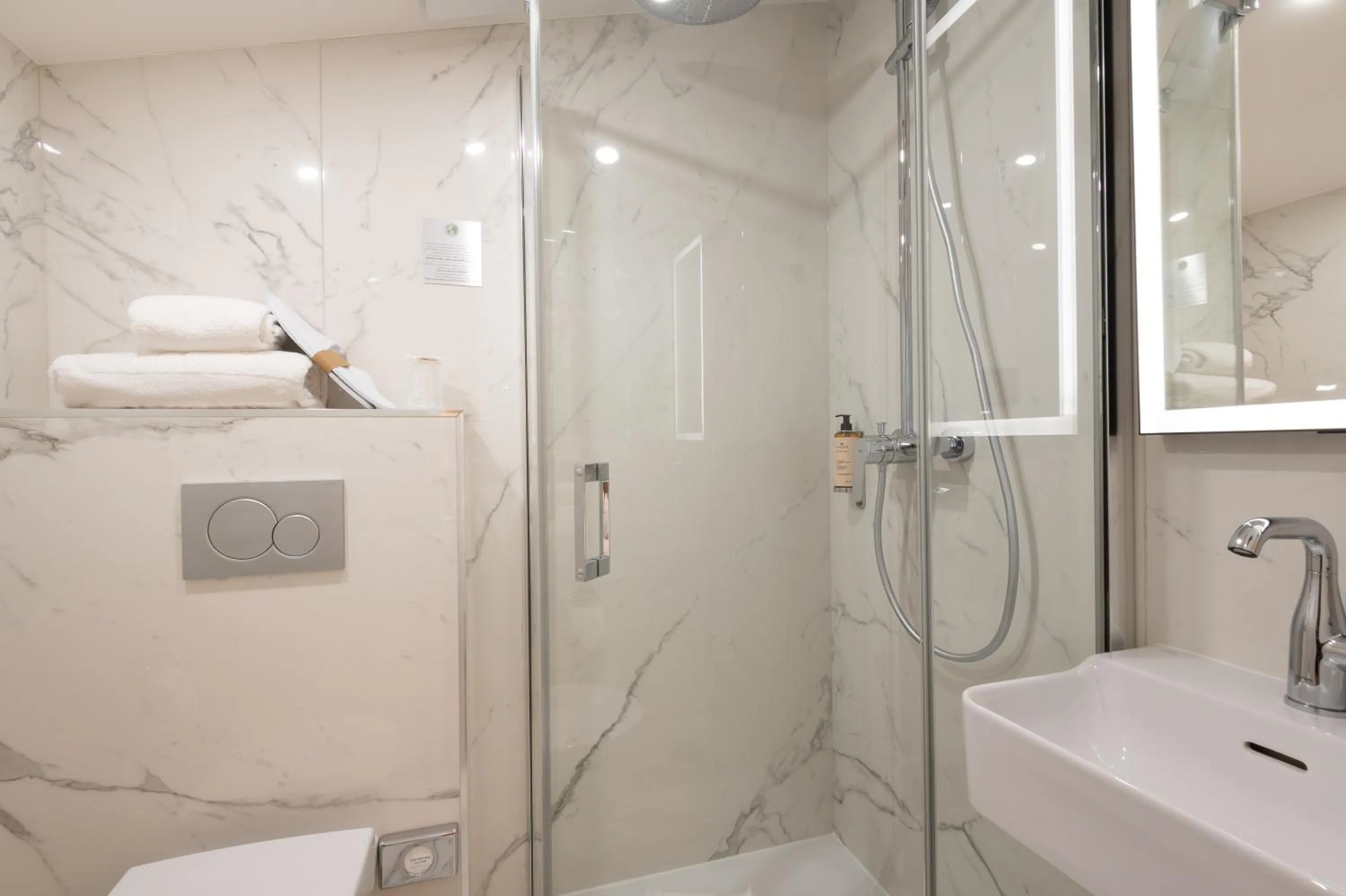 Bathroom in HOTEL AU COEUR DE REPUBLIQUE