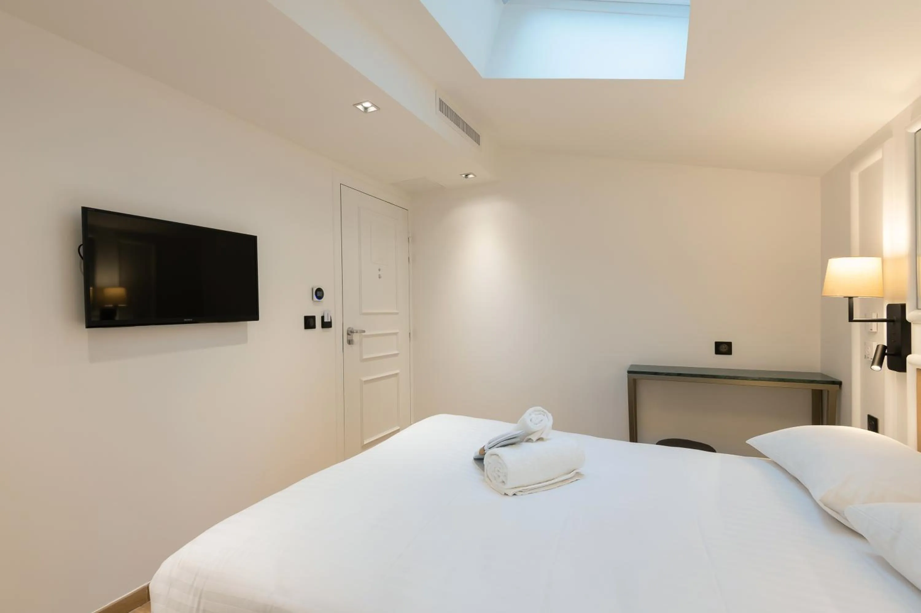 Bed in HOTEL AU COEUR DE REPUBLIQUE