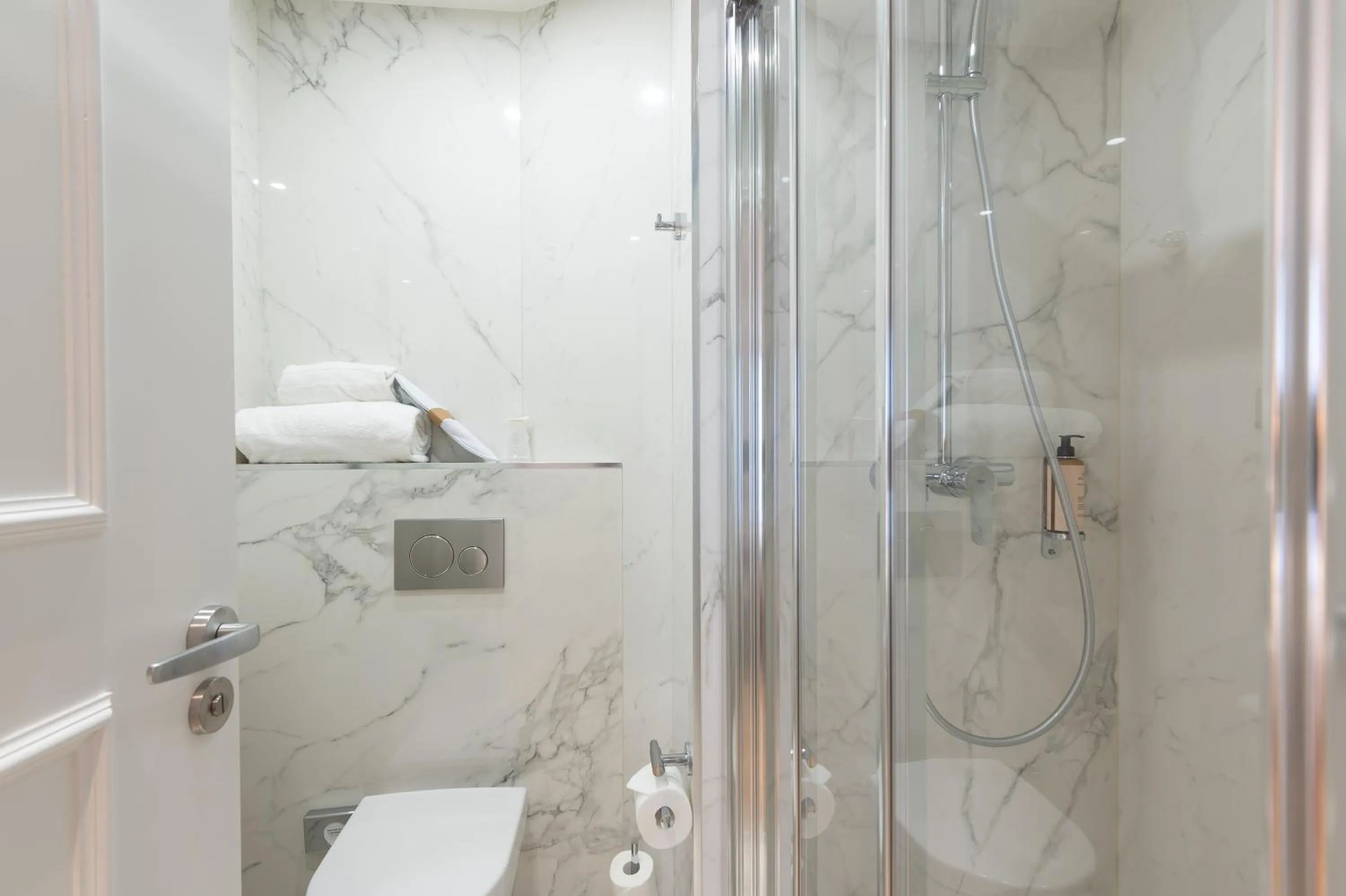 Bathroom in HOTEL AU COEUR DE REPUBLIQUE