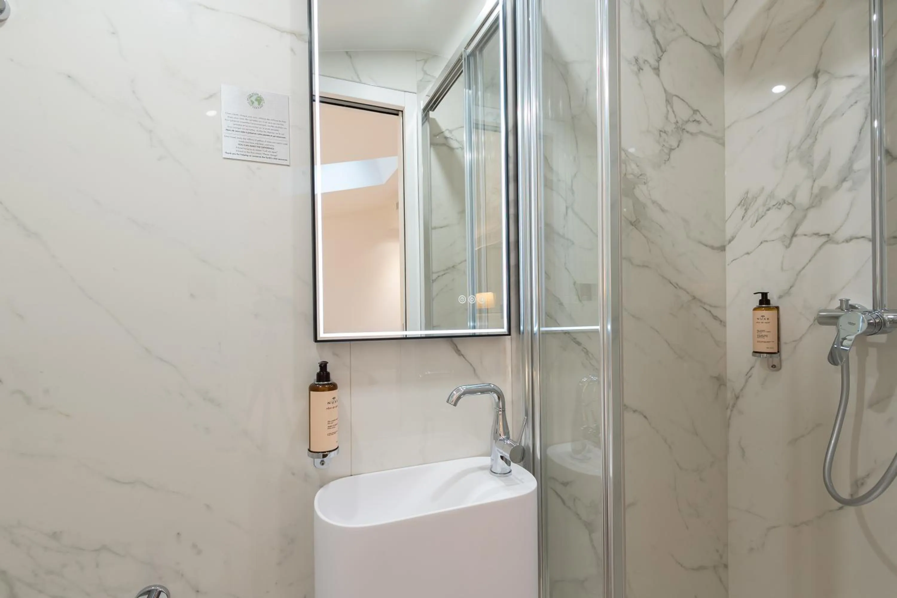 Bathroom in HOTEL AU COEUR DE REPUBLIQUE