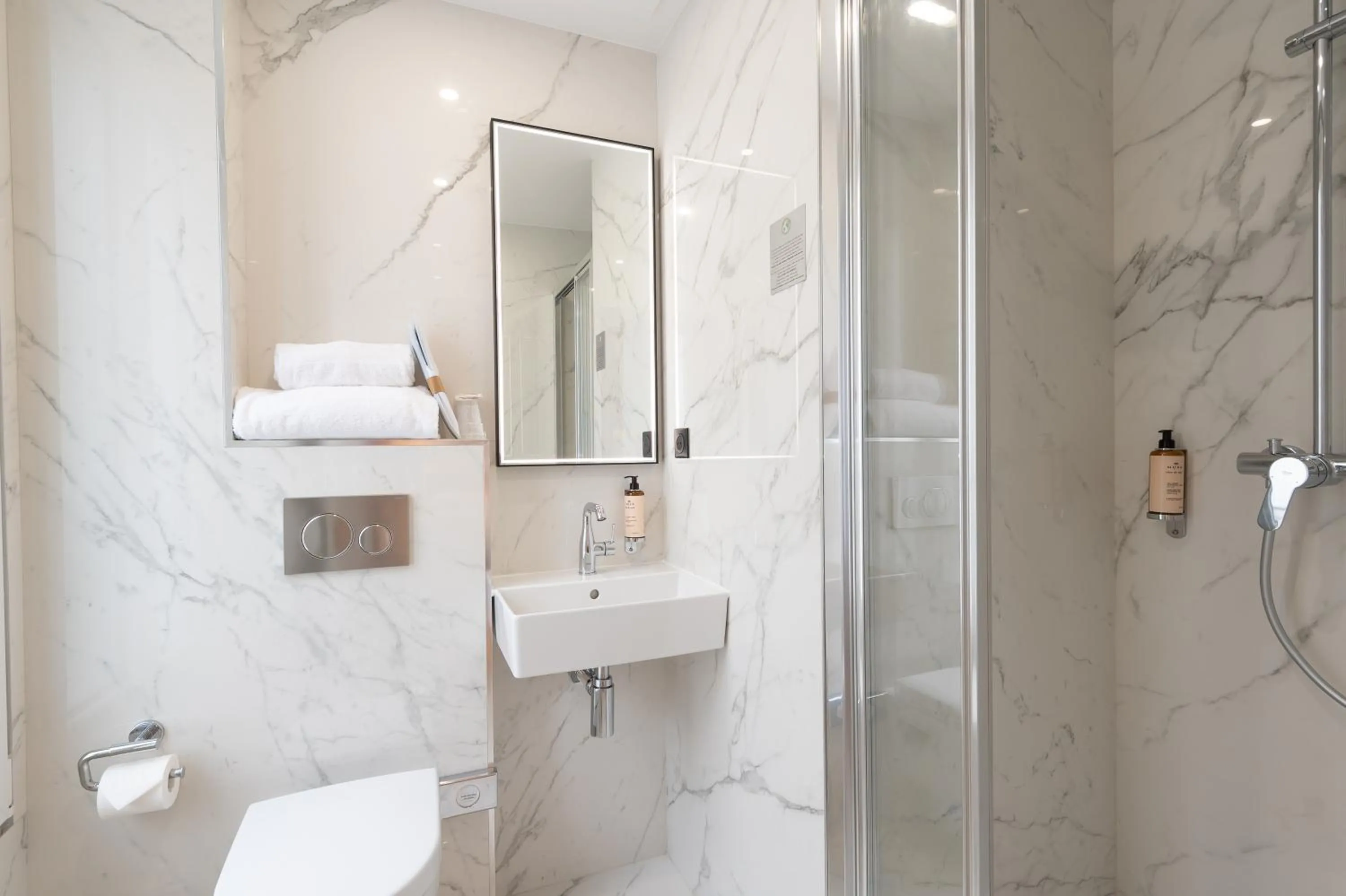 Bathroom in HOTEL AU COEUR DE REPUBLIQUE