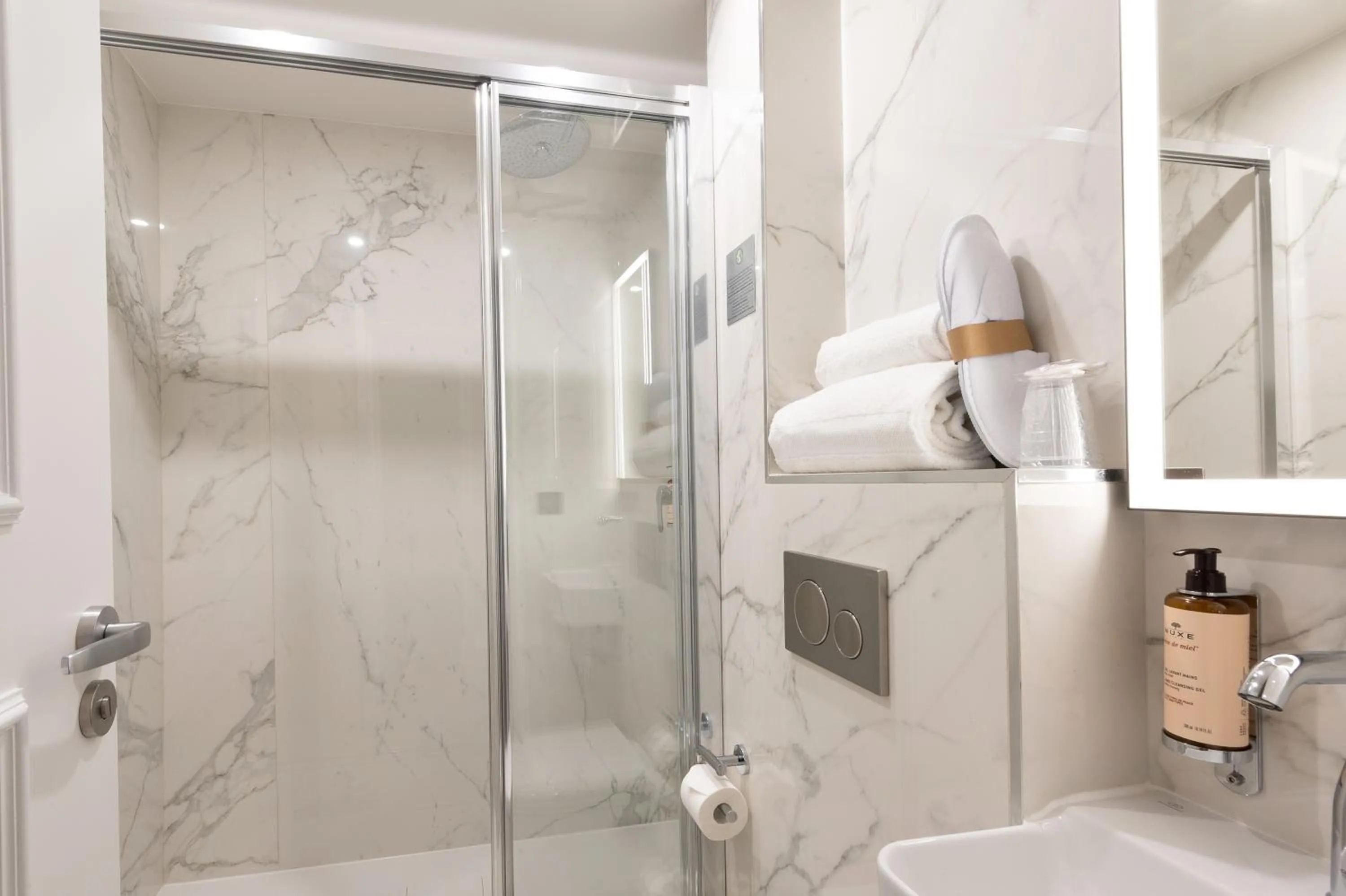 Bathroom in HOTEL AU COEUR DE REPUBLIQUE