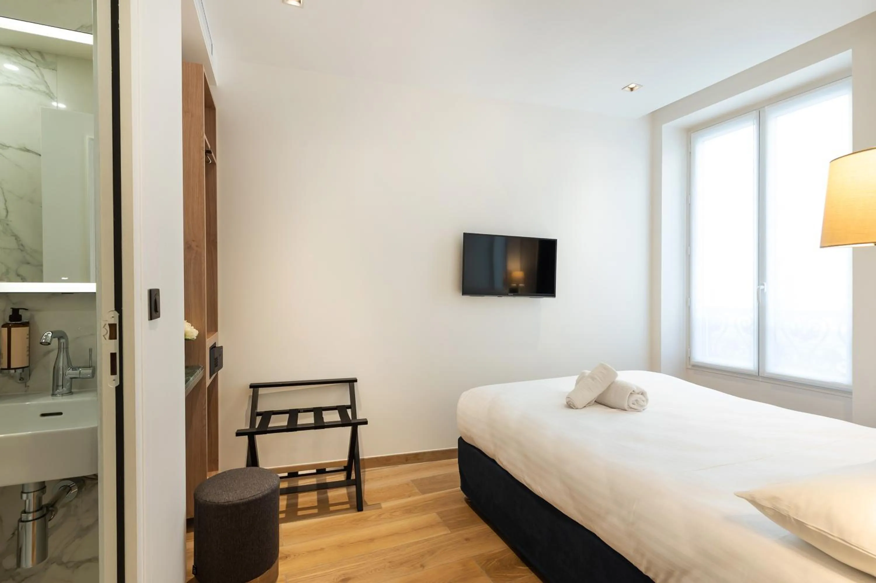 Bed in HOTEL AU COEUR DE REPUBLIQUE