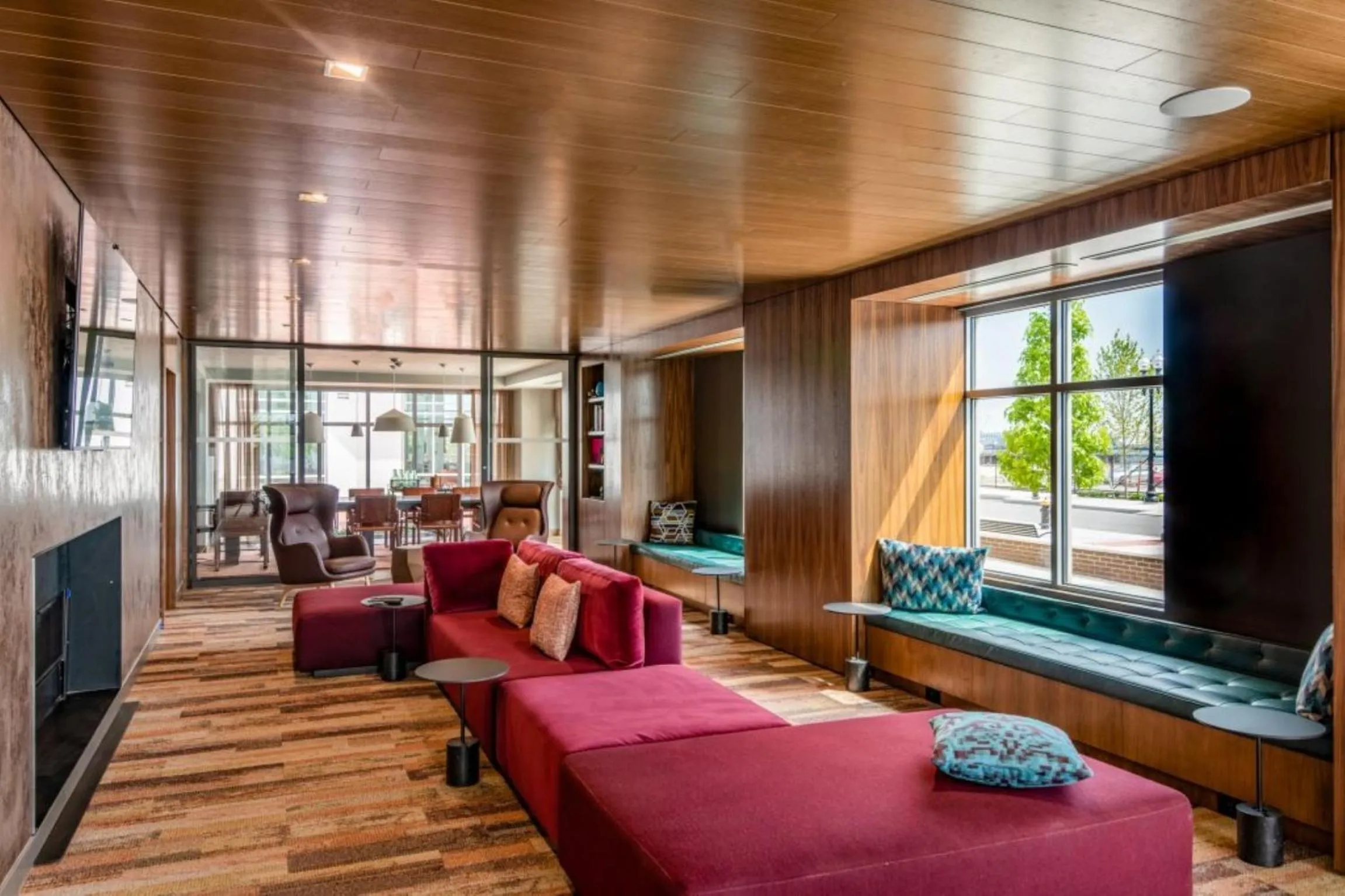 Communal lounge/ TV room in Global Luxury Suites East Boston